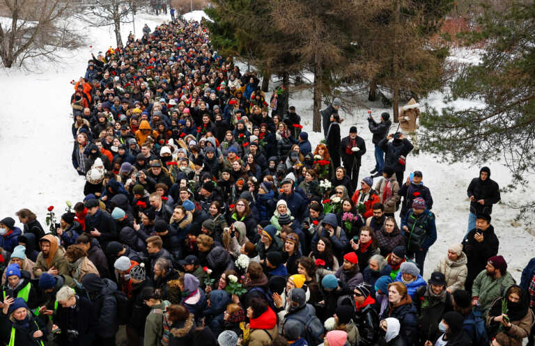 Χιλιάδες κόσμου στην κηδεία του Ναβάλνι που μετατράπηκε σε ποτάμι οργής κατά του Πούτιν - Δρακόντεια τα μέτρα ασφαλείας