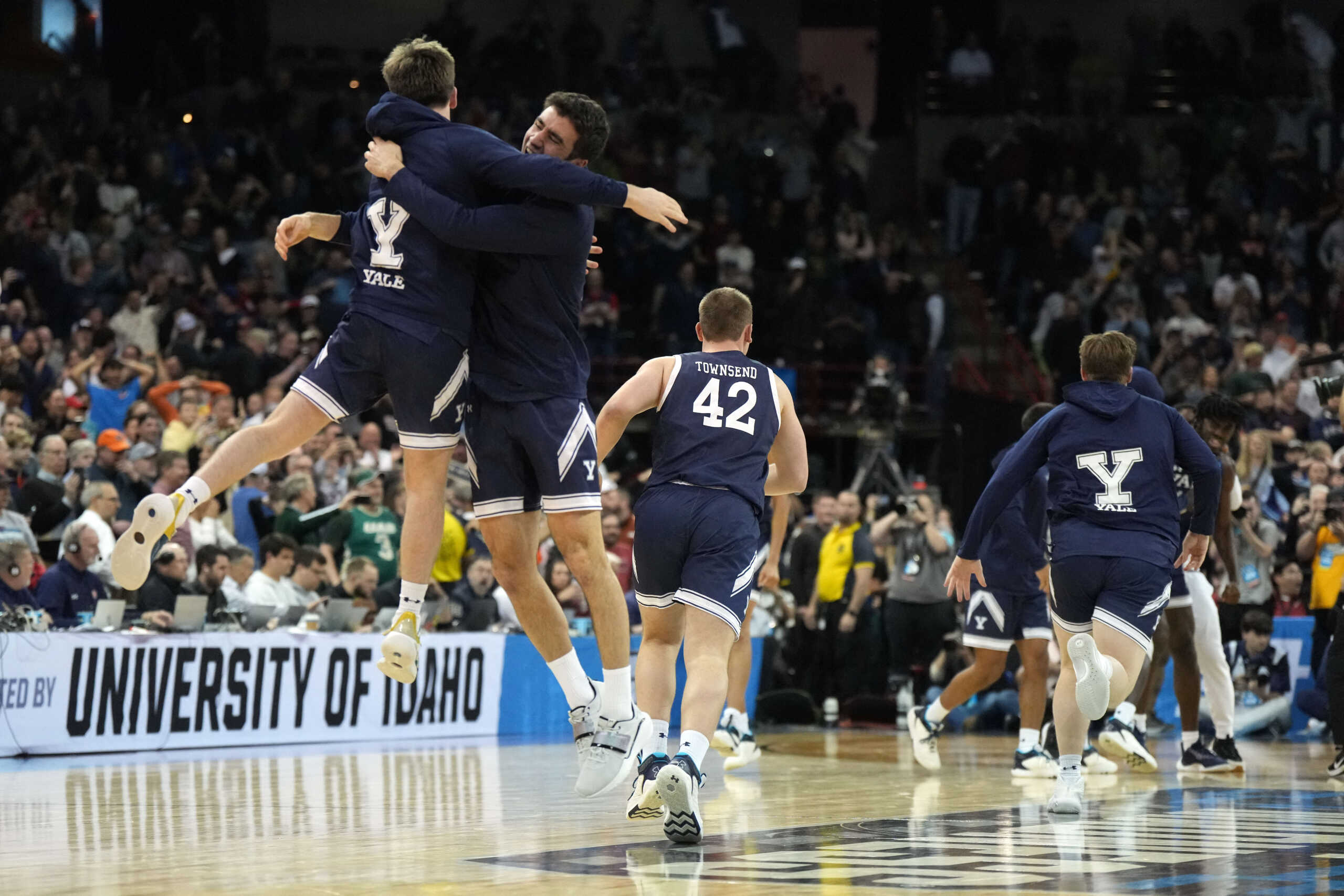 NCAA: Μεγάλη έκπληξη στη March Madness με πρωταγωνιστή τον ελληνοαμερικανό Τζον Πουλακίδα