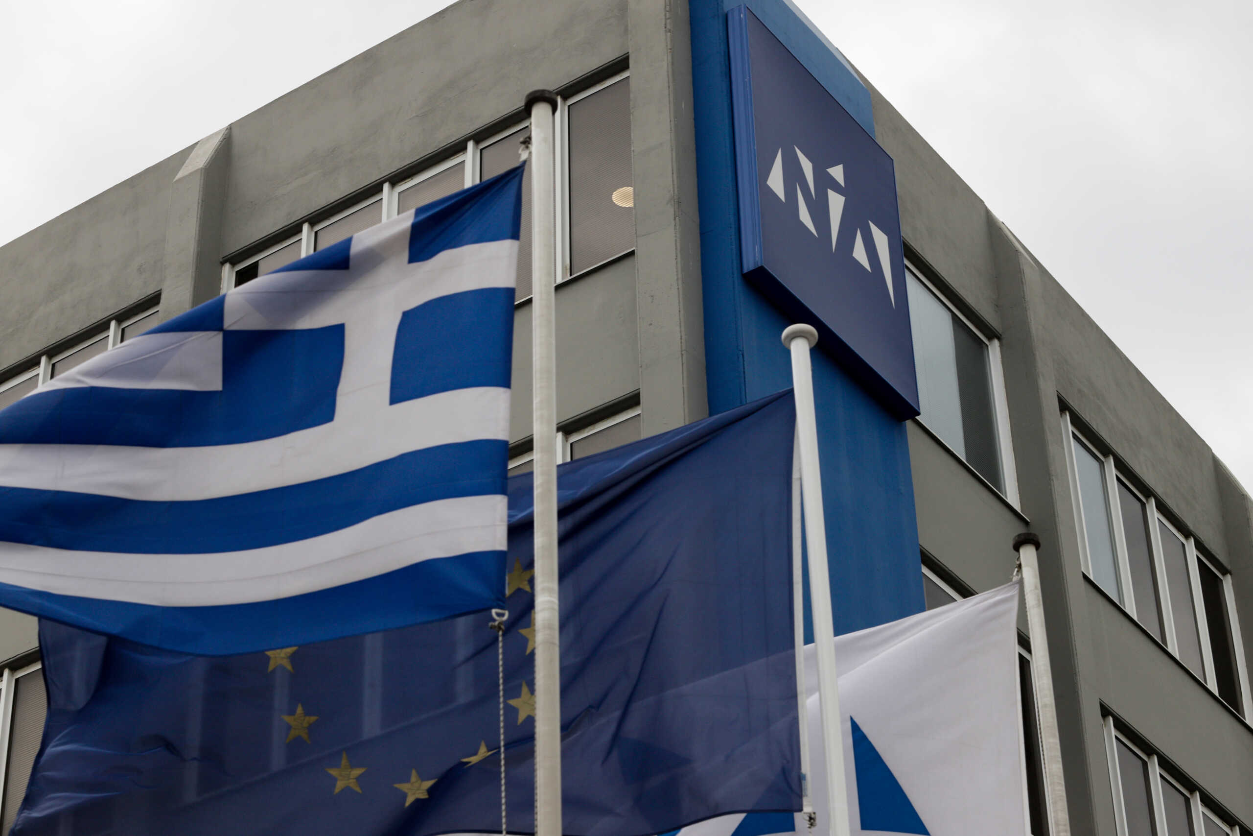 ÔÁÃÑÁÖÅÉÁ ÔÇÓ ÍÅÁÓ ÄÇÌÏÊÑÁÔÉÁÓ ÓÔÇÍ ÏÄÏ ÐÅÉÑÁÉÙÓ. (EUROKINISSI