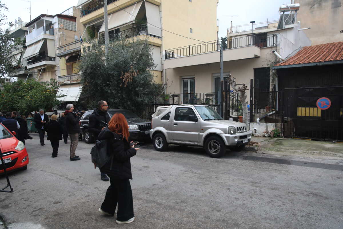 Δολοφονία 39χρονου από τον 64χρονο πεθερό του στη Νίκαια, Παρασκευή 1 Μαρτίου 2024. Η δολοφονία συνέβη λίγο πριν τις 8 το πρωί ότον ο 64χρονος πυροβόλησε και σκότωσε με δίκαννη καραμπίνα τον 39χρονο γαμπρό του και στη συνέχεια αυτοκτόνησε έξω από το γκαράζ του σπιτιού, στην οδό Κυζίκου. 
(ΓΙΑΝΝΗΣ ΠΑΝΑΓΟΠΟΥΛΟΣ