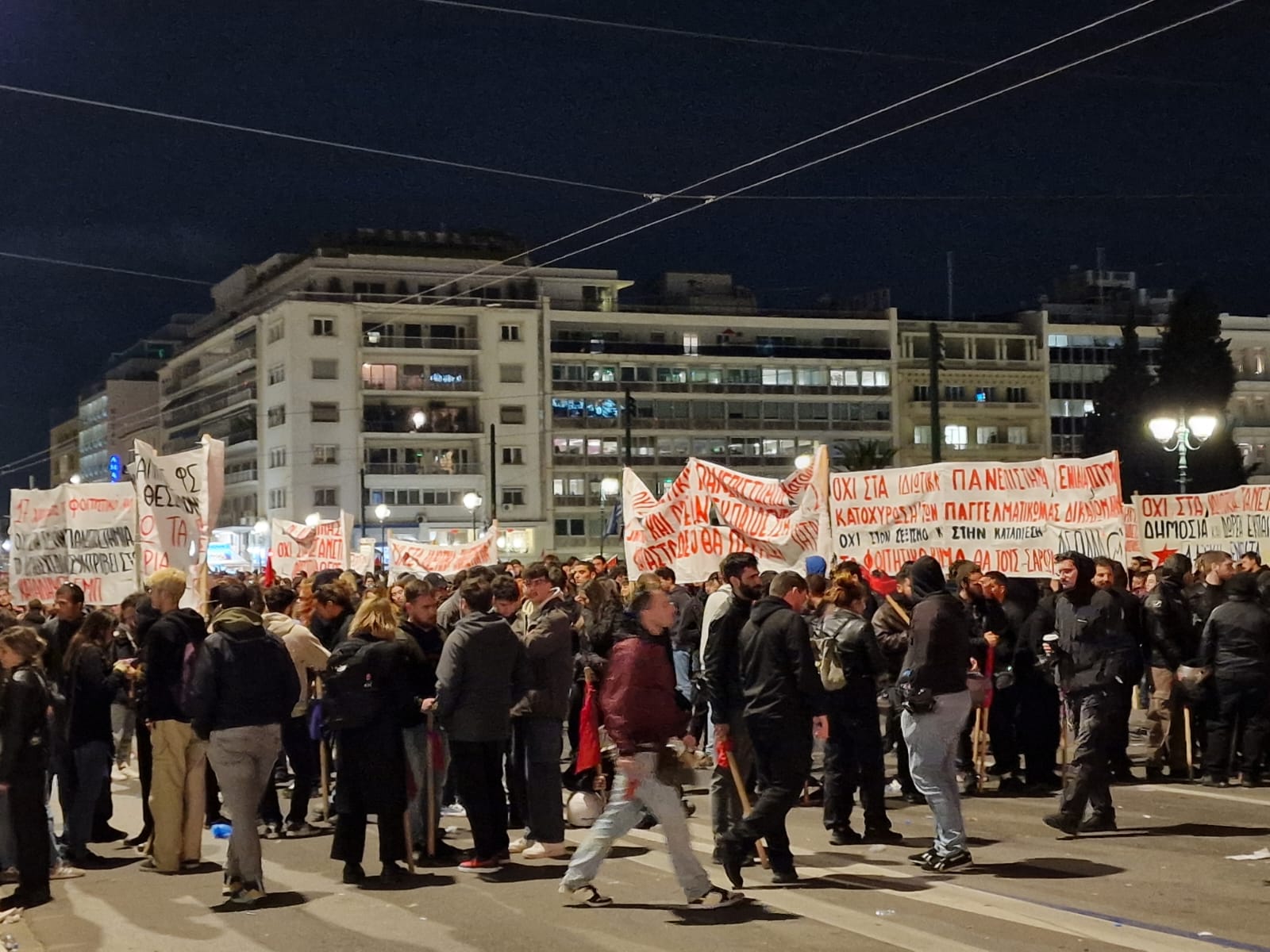 Σε κλοιό διαδηλωτών η Βουλή – Σοβαρά επεισόδια νωρίτερα με 9 τραυματίες