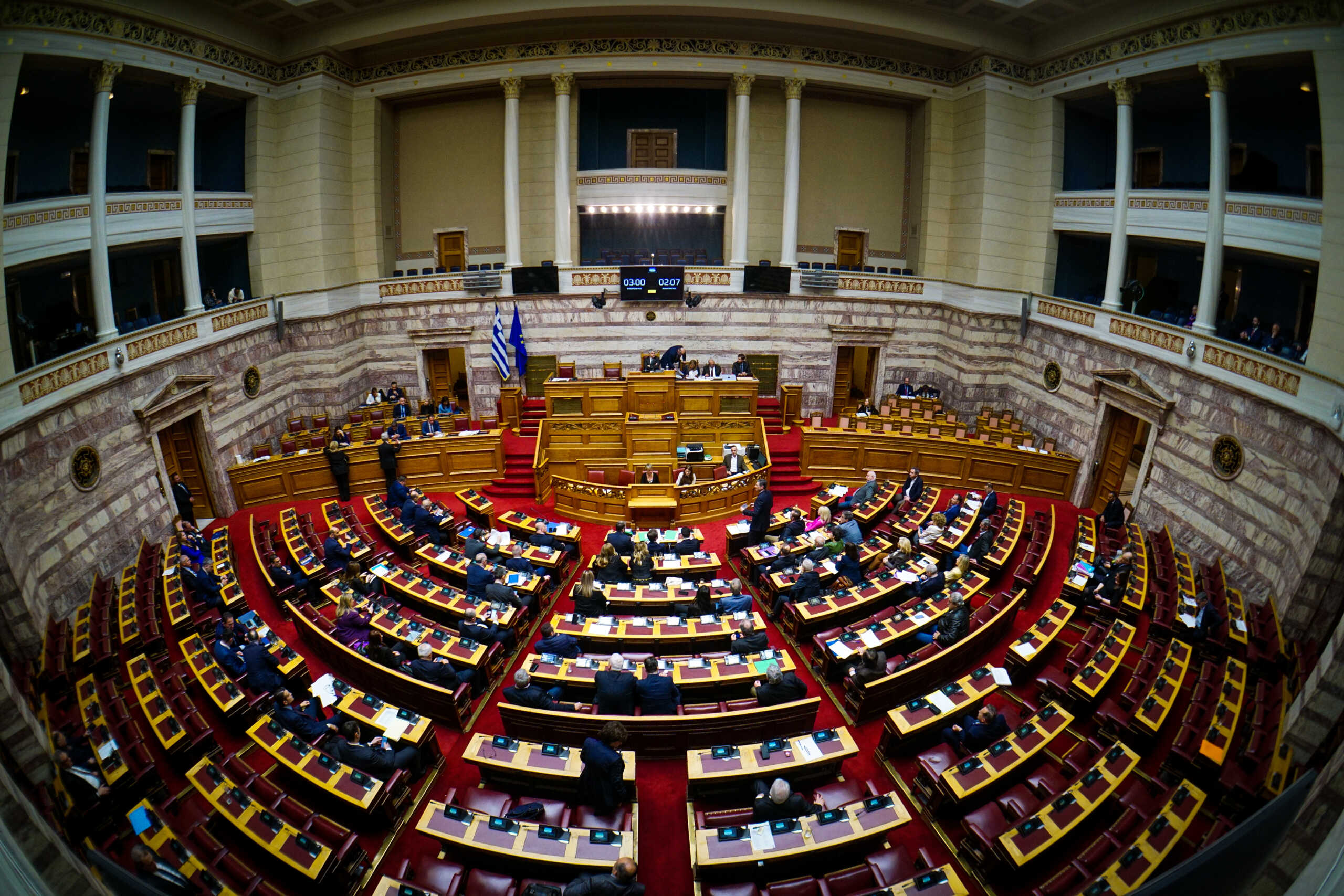 Δεύτερη ημέρα της συζήτησης στην Ολομέλεια της Βουλής της πρότασης δυσπιστίας στην κυβέρνηση που κατέθεσε ο πρόεδρος του ΠΑΣΟΚ-Κινήματος Αλλαγής Νίκος Ανδρουλάκης, με αφορμή το δημοσίευμα του "Βήματος της Κυριακής" για αλλοίωση των διαλόγων του σταθμάρχη της Λάρισας με τους μηχανοδηγούς το βράδυ της 28ης Φεβρουαρίου 2023, όταν και συνέβη η πολύνεκρη σύγκρουση αμαξοστοιχιών στα Τέμπη, Τετάρτη 27 Μαρτίου 2024. Την πρόταση δυσπιστίας του ΠΑΣΟΚ-Κινήματος Αλλαγής στηρίζουν ΣΥΡΙΖΑ-Προοδευτική Συμμαχία, ΚΚΕ, Νέα Αριστερά, Ελληνική Λύση και Πλεύση Ελευθερίας.  
(ΓΙΩΡΓΟΣ ΚΟΝΤΑΡΙΝΗΣ