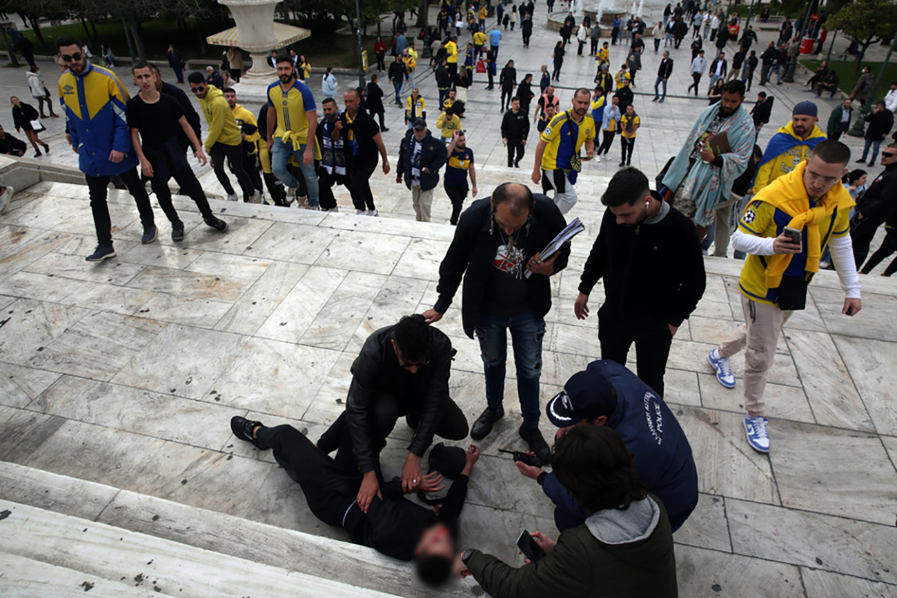 Οπαδοί της Μακάμπι Τελ Αβίβ σε άγρια συμπλοκή στο Σύνταγμα – Video από το ξύλο