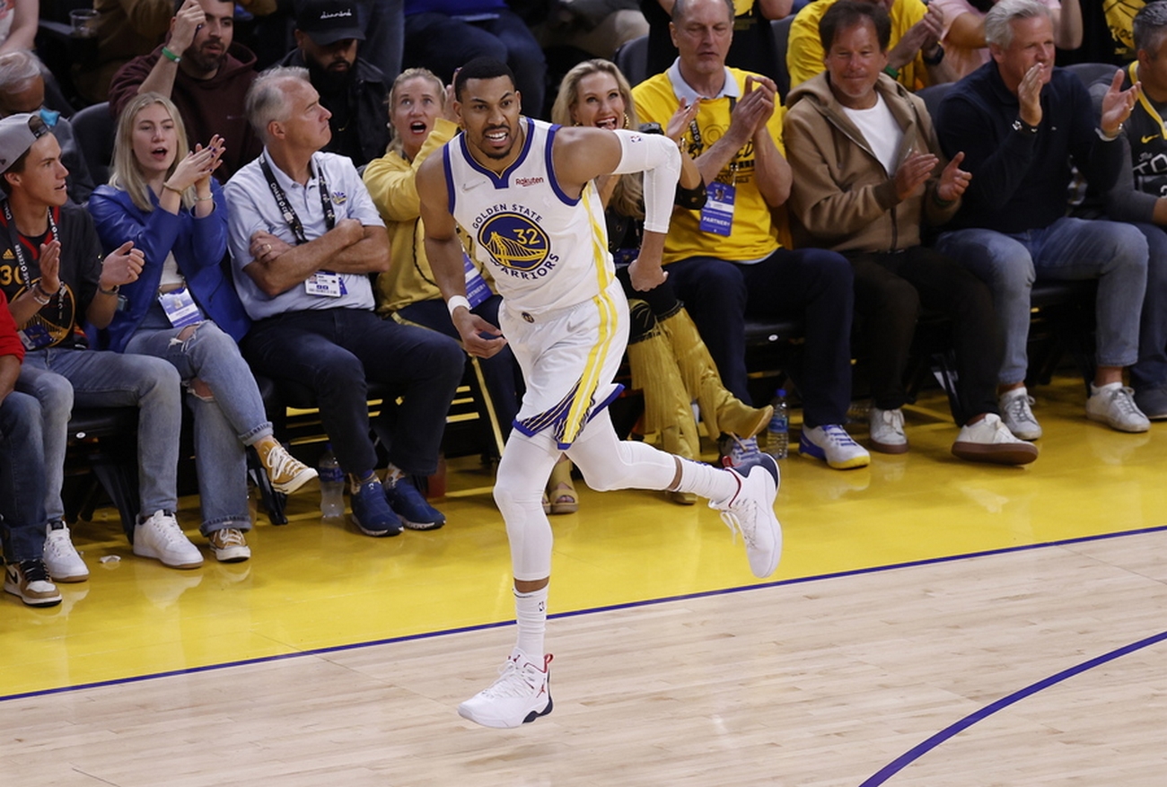 epa09998489 Golden State Warriors forward Otto Porter Jr. celebrates a shot during the third quarter of game two of the National Basketball Association (NBA) Finals series between the Golden State Warriors and the Boston Celtics at the Chase Center in San Francisco, California, USA, 05 June 2022.  EPA