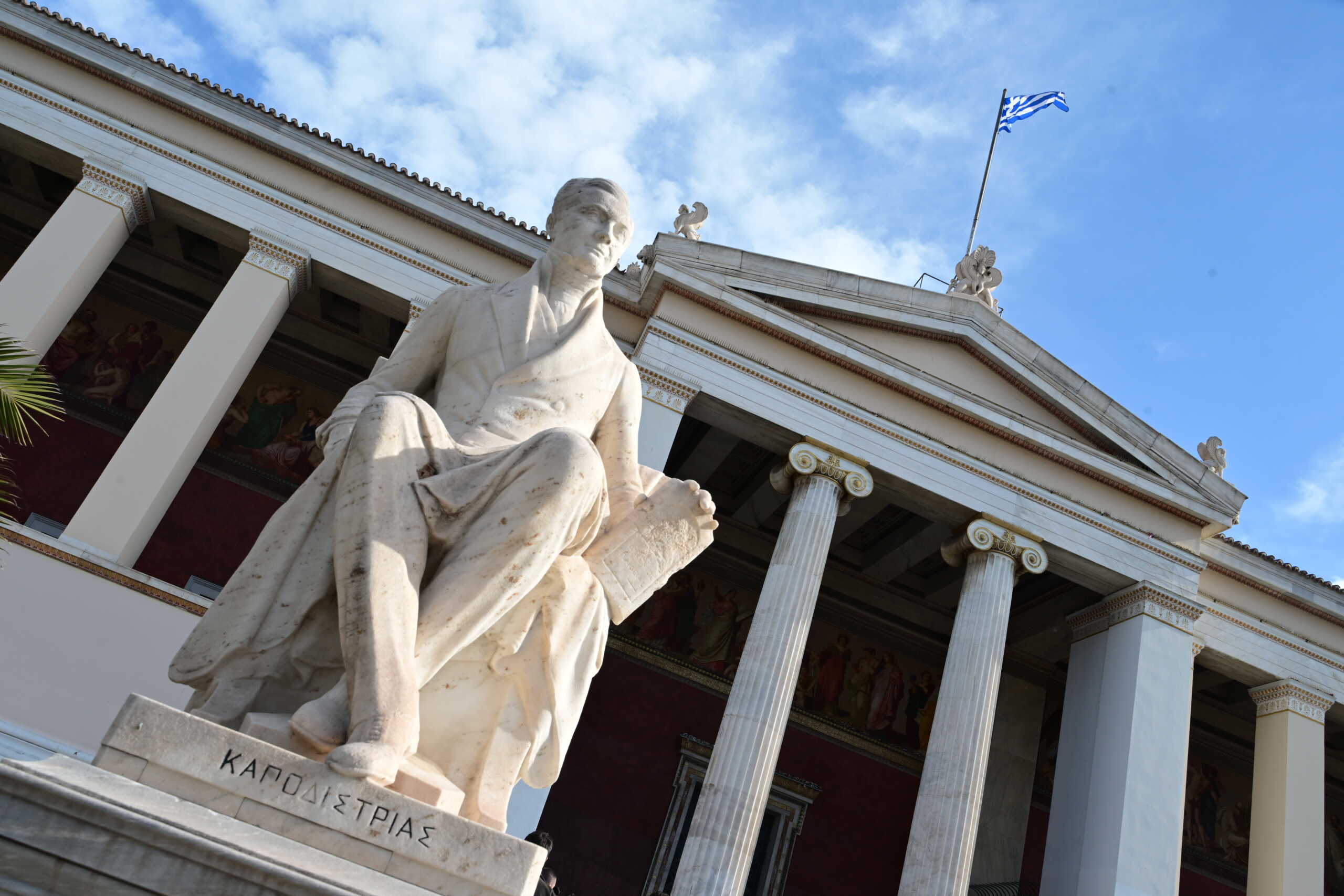 Κινητοποίηση στην Πρυτανεία του ΕΚΠΑ την ώρα της Συγκλήτου από φοιτητικές συλλογικότητες προκειμένου να αποτραπεί η απόλυση διοικητικού υπαλλήλου, ο οποίος συμμετείχε στην κινητοποίηση της Δευτέρας 12
(ΤΑΤΙΑΝΑ ΜΠΟΛΑΡΗ