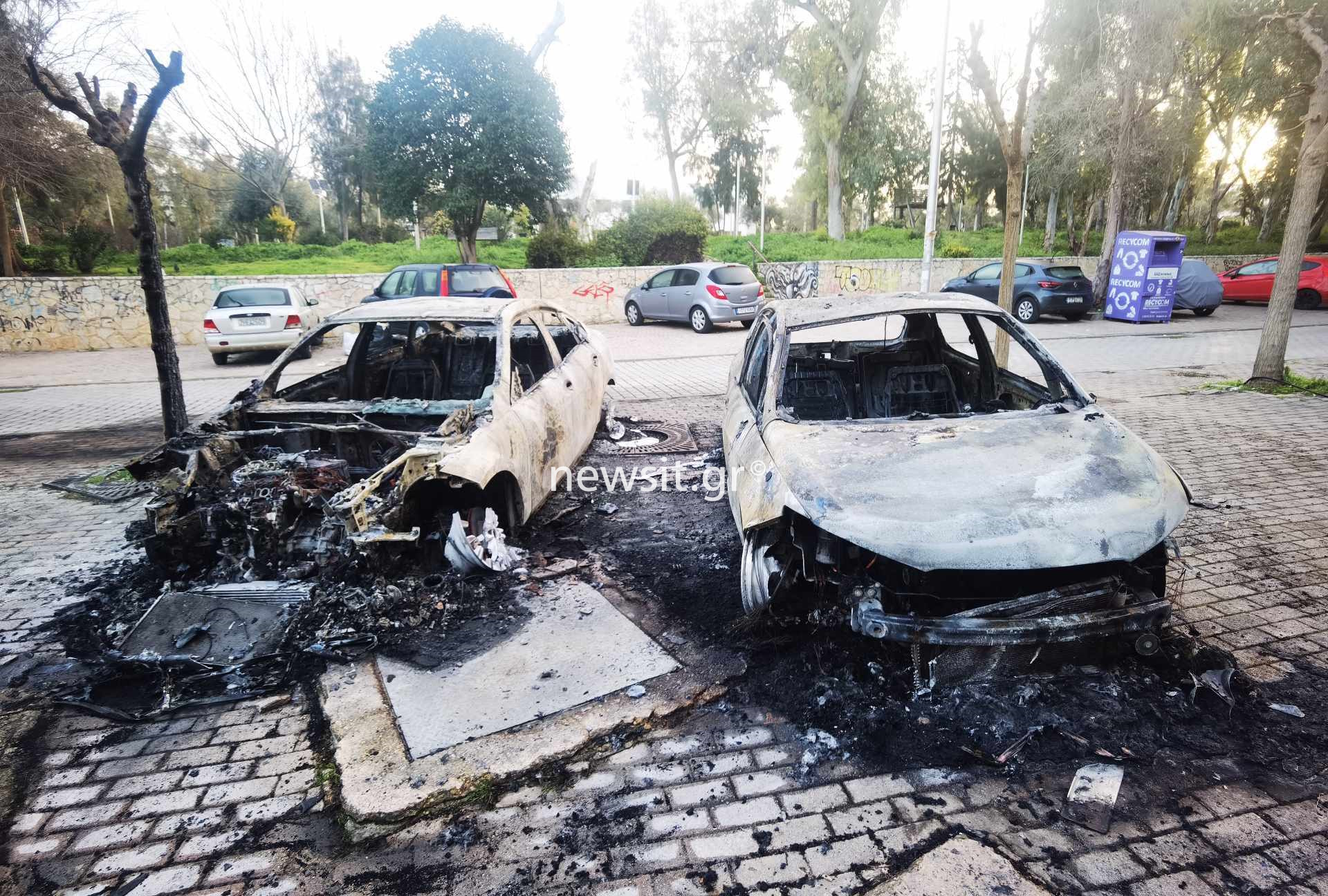 Πανεπιστημιούπολη: Σοβαρά επεισόδια με μολότοφ και φωτοβολίδες ευθείας βολής – Κάηκαν αυτοκίνητα