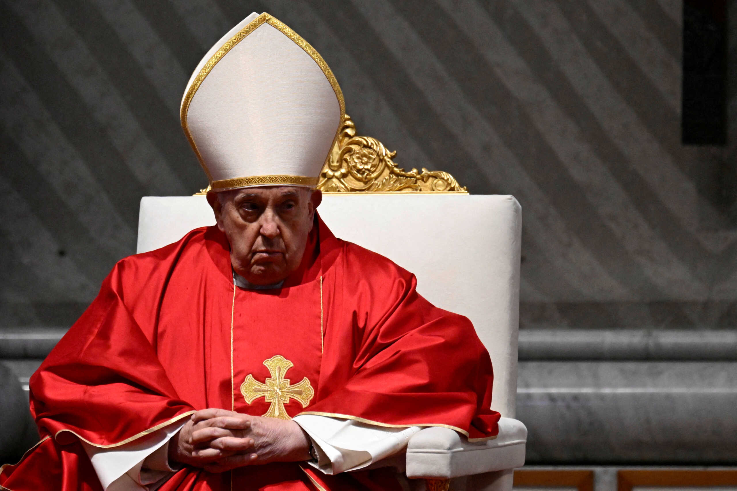 Ο Πάπας Φραγκίσκος σε αναπηρικό αμαξίδιο στην πασχαλινή αγρυπνία των Καθολικών