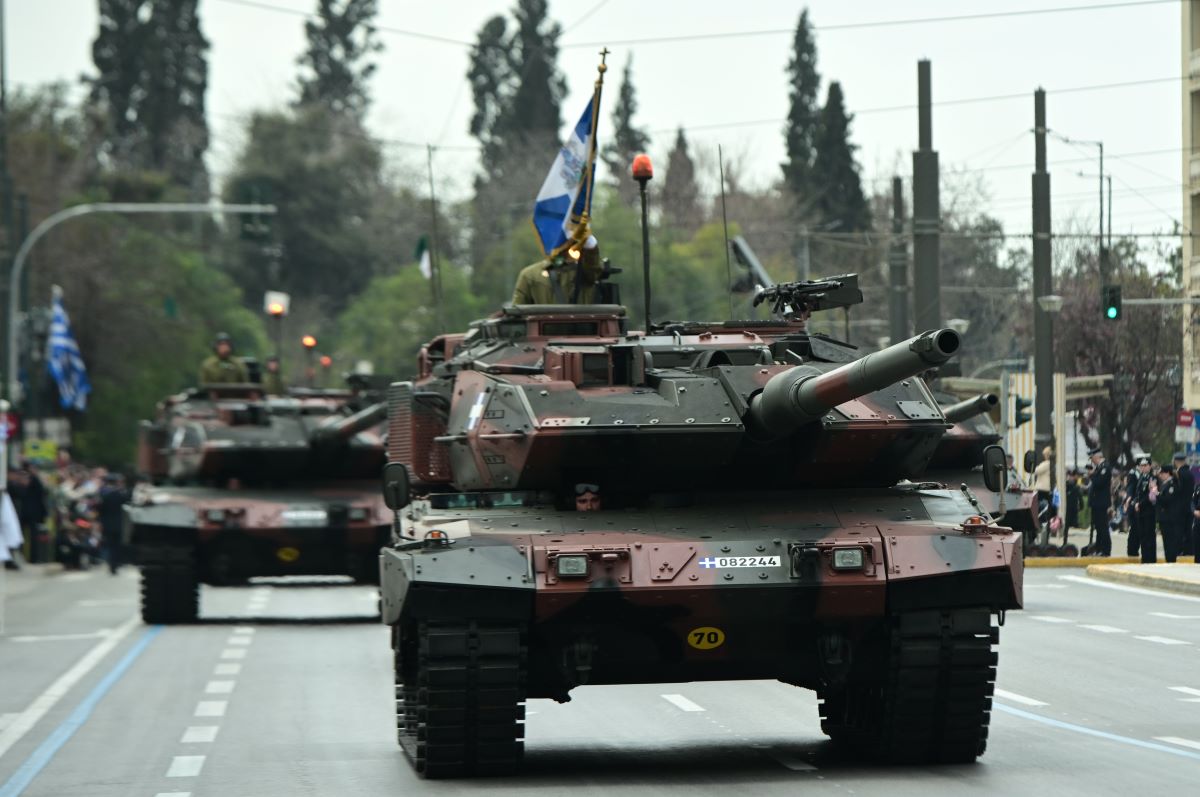 Στρατιωτική παρέλαση 25ης Μαρτίου: Εντυπωσιακές εικόνες με τα άρματα μάχης, τα μαχητικά και τα πεζοπόρα τμήματα