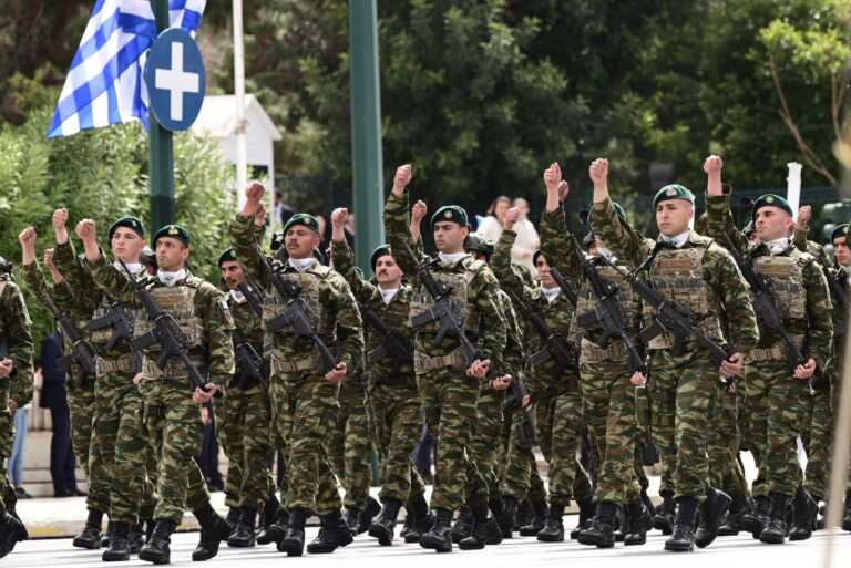 Με μεγαλοπρέπεια η μεγάλη στρατιωτική παρέλαση στο κέντρο της Αθήνας