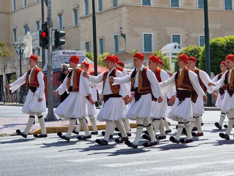25η Μαρτίου: Μαθητική παρέλαση στην Αθήνα – Μεγάλη η συμμετοχή από σχολεία της Αττικής
