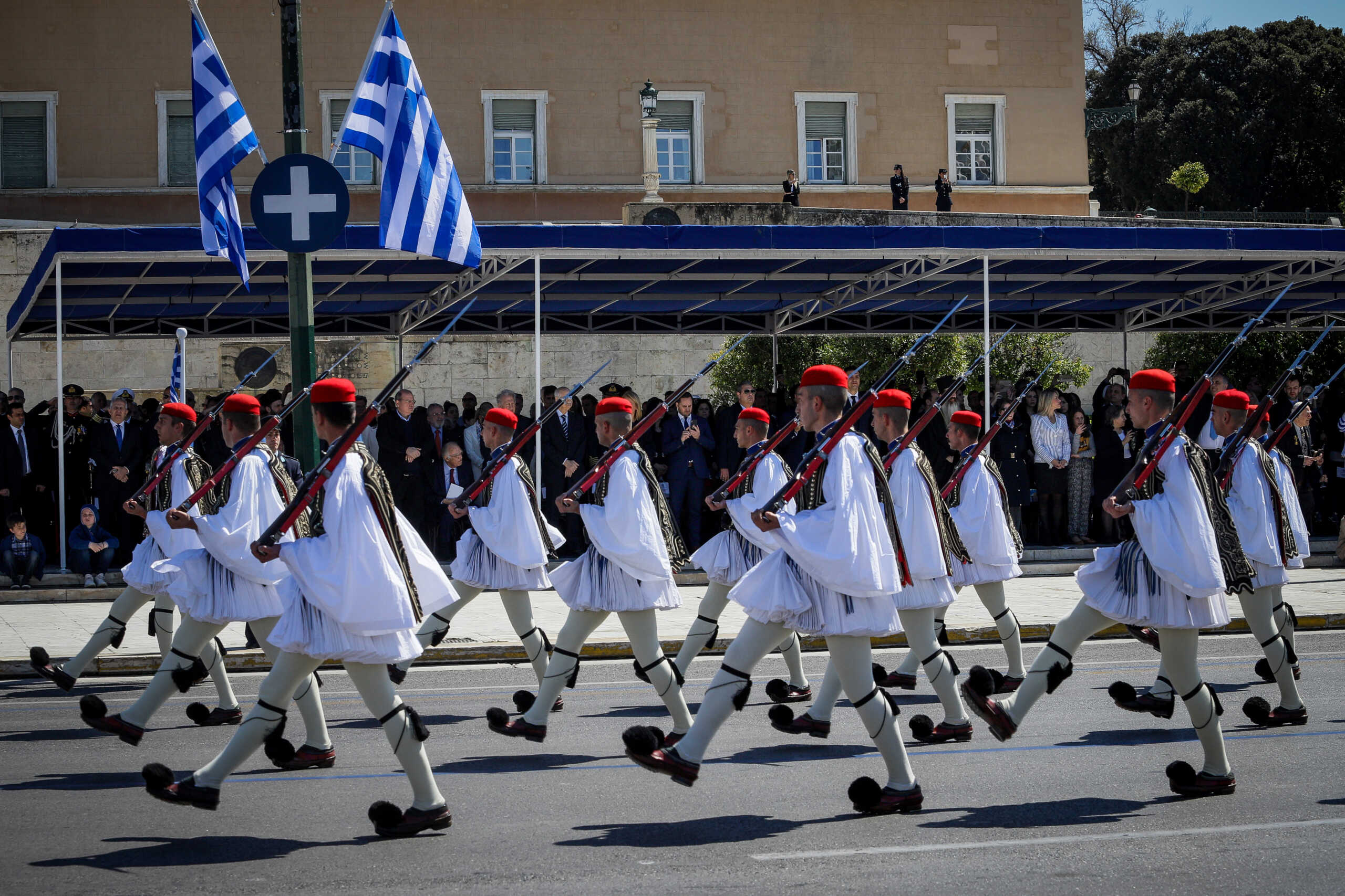 Καιρός 25η Μαρτίου – Κολυδάς: Αίθριος το Σαββατοκύριακο, σε ποιες περιοχές θα βρέξει τη Δευτέρα