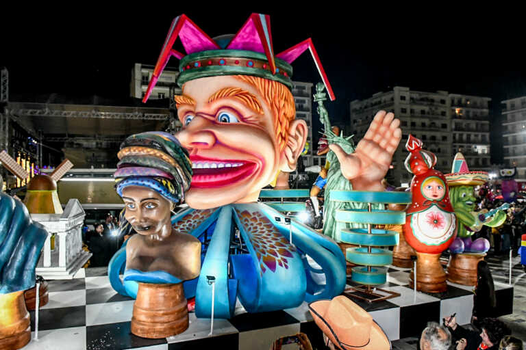 Πατρινό καρναβάλι: Δείτε live τη μεγάλη καρναβαλική παρέλαση στην Πάτρα που «βουλιάζει» από κόσμο