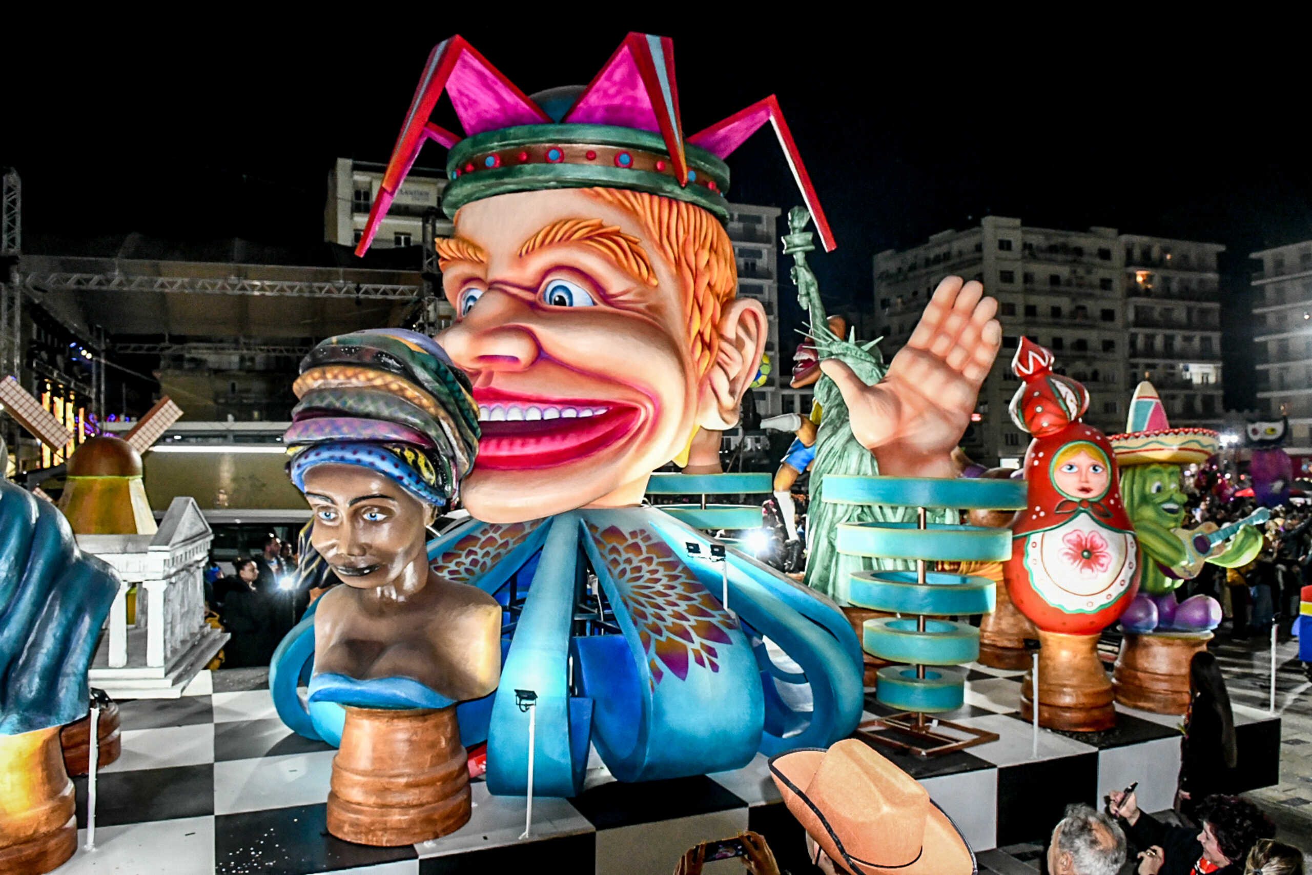 Πατρινό καρναβάλι 2024: Σε εξέλιξη η μεγάλη καρναβαλική παρέλαση στην Πάτρα