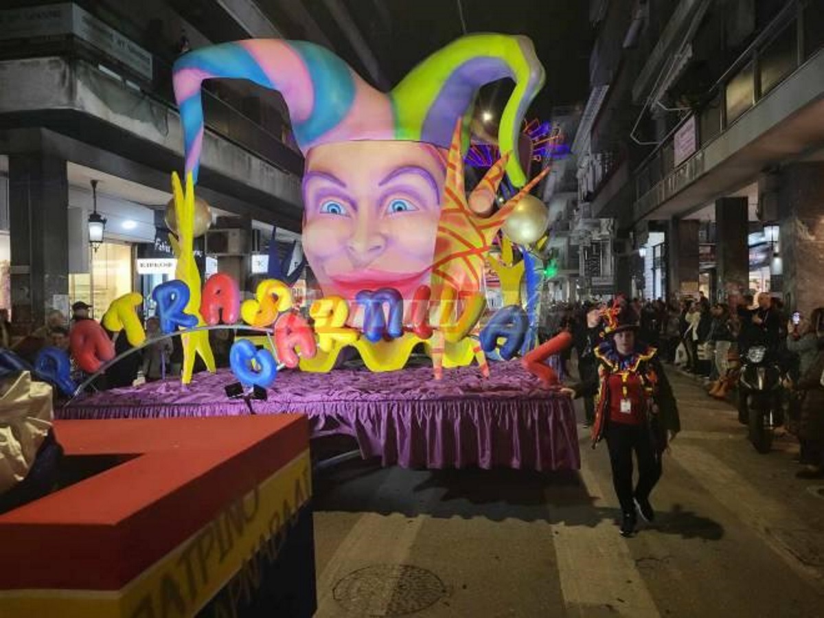 Πατρινό Καρναβάλι: Τα άρματα ξεχύθηκαν στους δρόμους για την παρέλαση