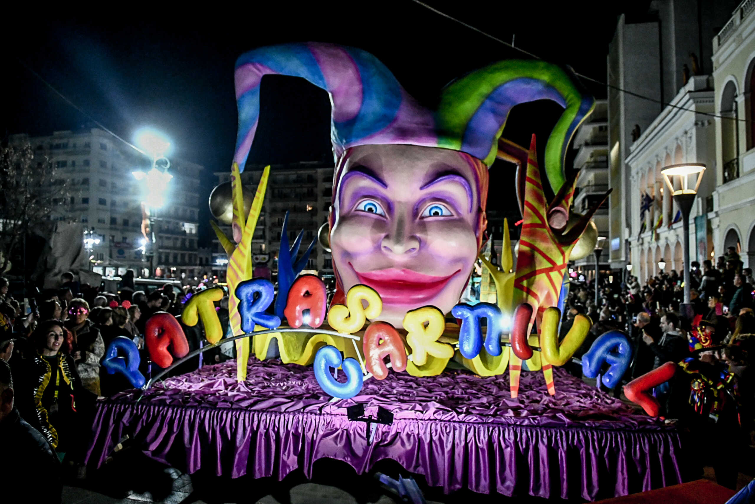 Απόκριες 2024: Ξεχειλίζει το καρναβάλι της Πάτρας από 60.000 κόσμο