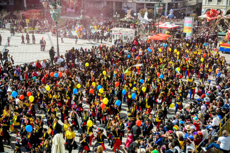 Η μηνιγγίτιδα «βάζει φωτιά» στο Πατρινό Καρναβάλι - Χημειοπροφύλαξη σε 5.000 φοιτητές - «Όχι στα πάρτι, προσοχή στα φιλιά»