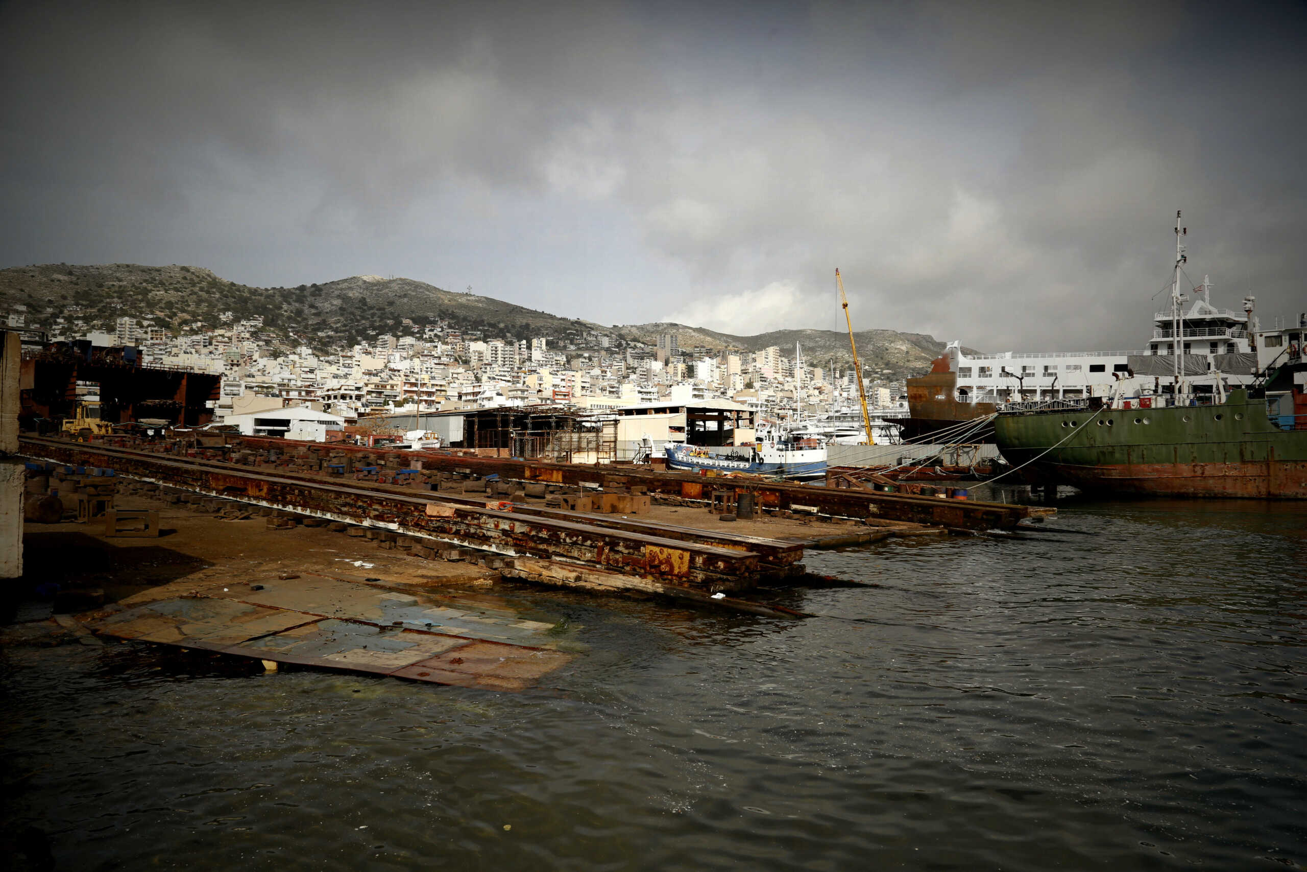 Πέραμα: Απαγχονισμένος στην καμπίνα του βρέθηκε 35χρονος ναυτικός σε φορτηγό πλοίο