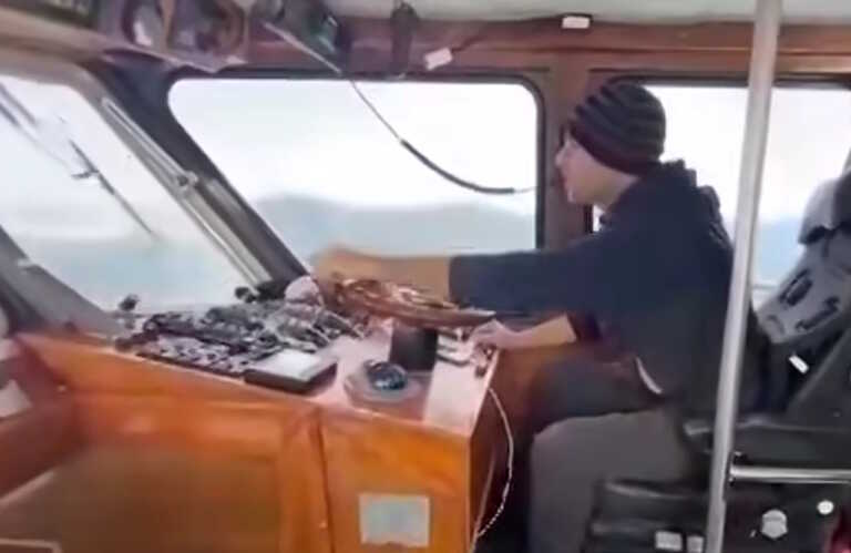 Τεράστια κύματα «καταπίνουν» σκάφος που έσπευσε για τη διάσωση του υποσμηναγού του F16 - Βίντεο ντοκουμέντο