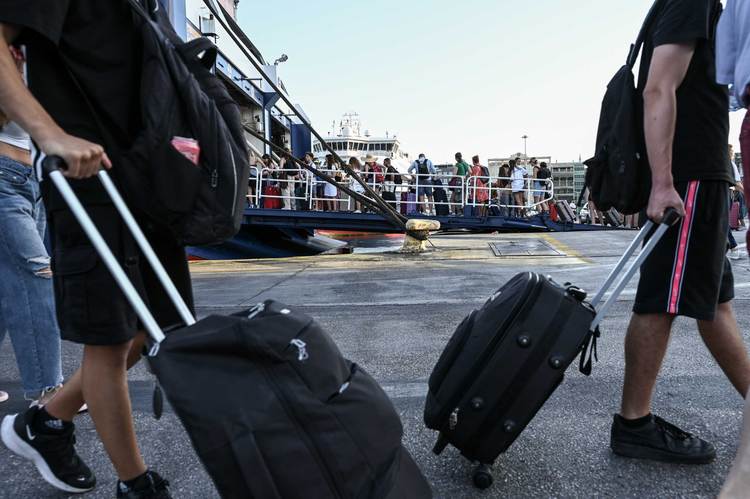 Ταλαιπωρία για πλοίο με 453 επιβάτες: Επιστρέφει στον Πειραιά λόγω μηχανικής βλάβης