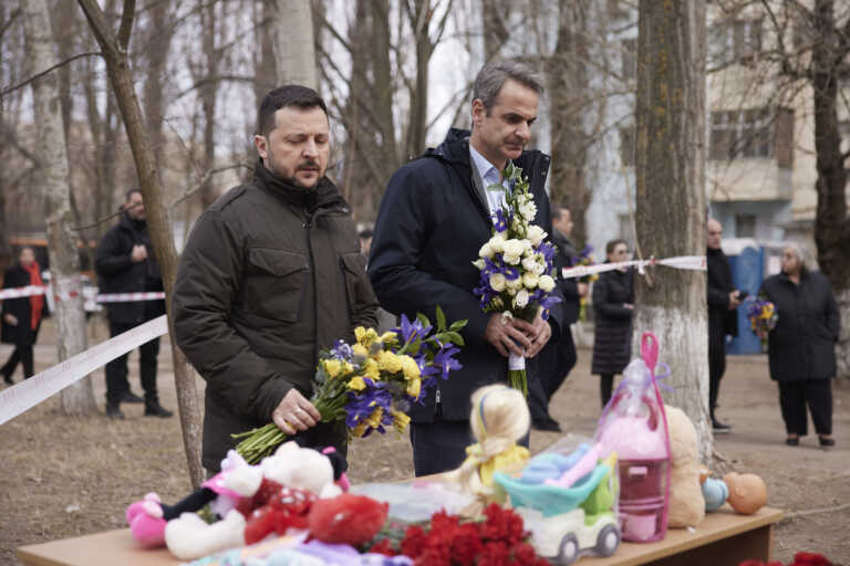 Φόρο τιμής στους 12 νεκρούς άμαχους απέτισε ο πρωθυπουργός - Φωτογραφίες στο σημείο που χτύπησαν οι Ρώσοι στην Οδησσό