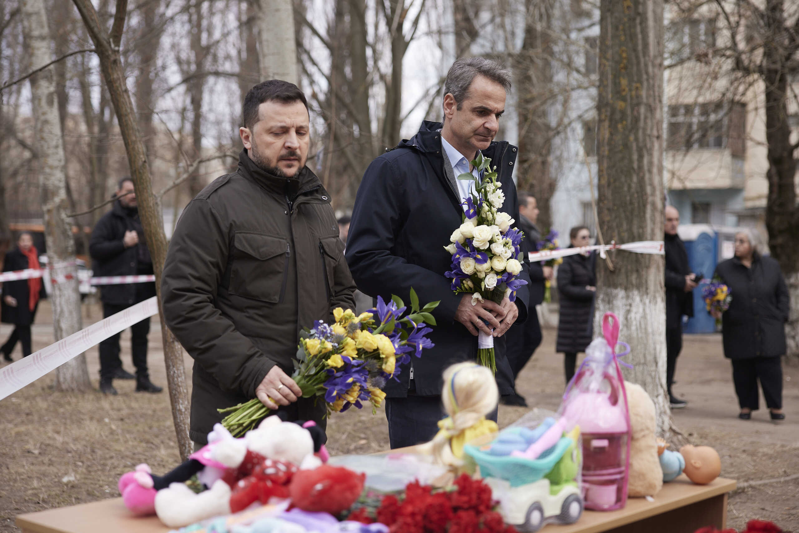 Επίσκεψη Μητσοτάκη στην Ουκρανία: Λύγισε ο πρωθυπουργός στην πολυκατοικία που έχασαν την ζωή τους 12 άμαχοι