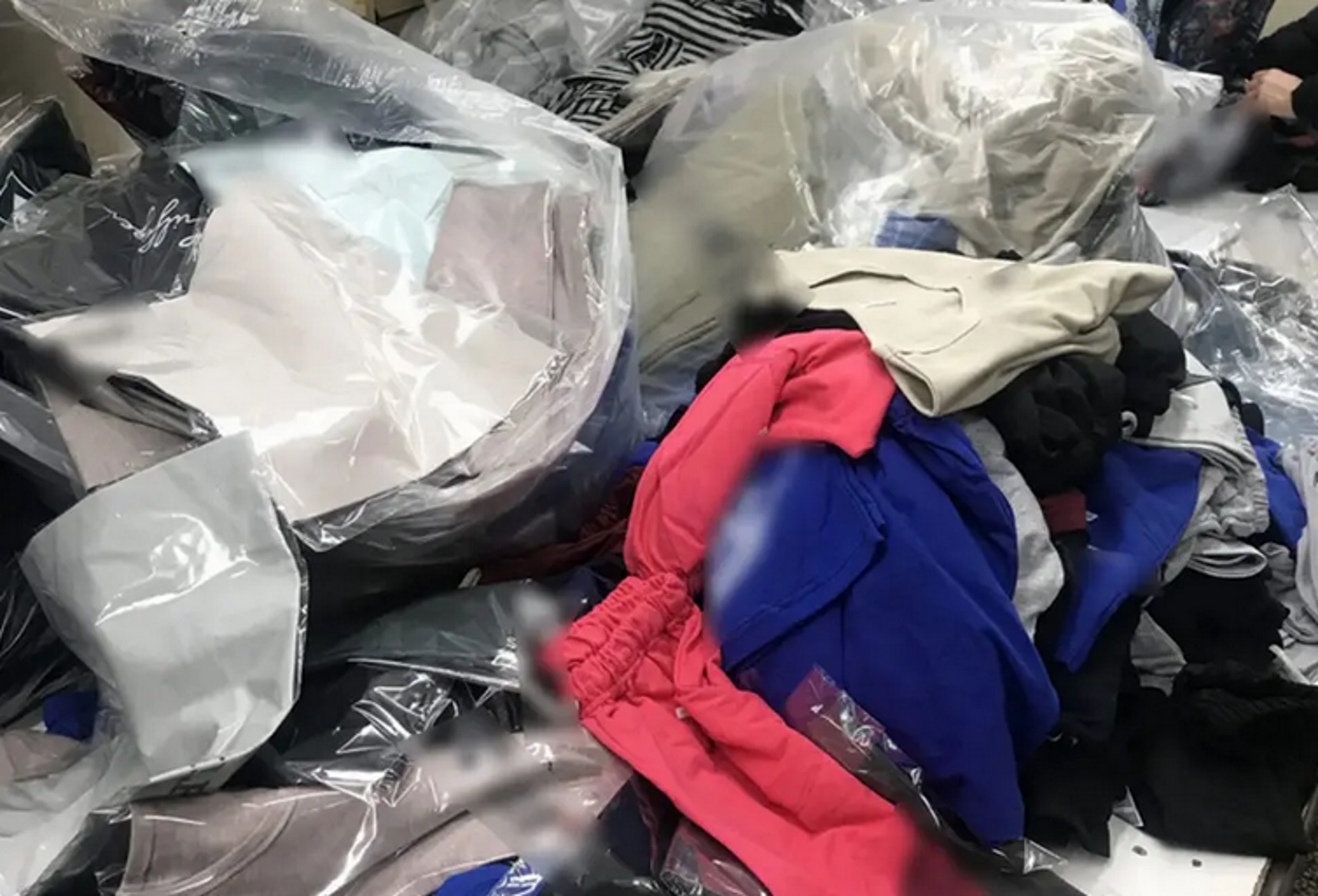 Θεσσαλονίκη: Κατασχέθηκαν πάνω από 2.500 απομιμητικά ρούχα – Δύο συλλήψεις