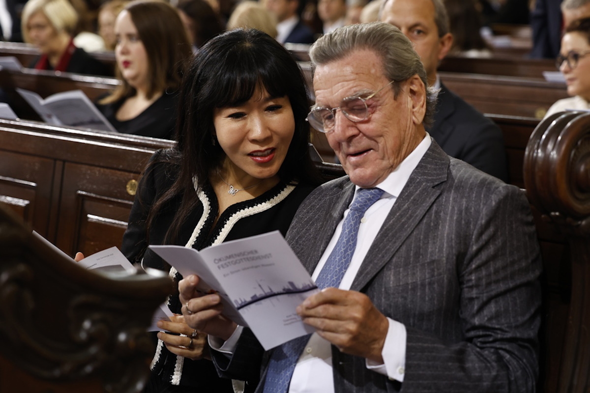 epa10897618 Former German Chancellor Gerhard Schroeder and his wife So-yeon Schroeder-Kim attend a religious service at St. Michaelis church prior to celebrations on German Unity Day, in Hamburg, Germany, 03 October 2023.  Unity Day marks the reunification of West Germany and East Germany into modern Germany in 1990 following the end of the Cold War. Over 30 years later differences between western and eastern Germany remain and are frequently a source of political and social discussion.  EPA