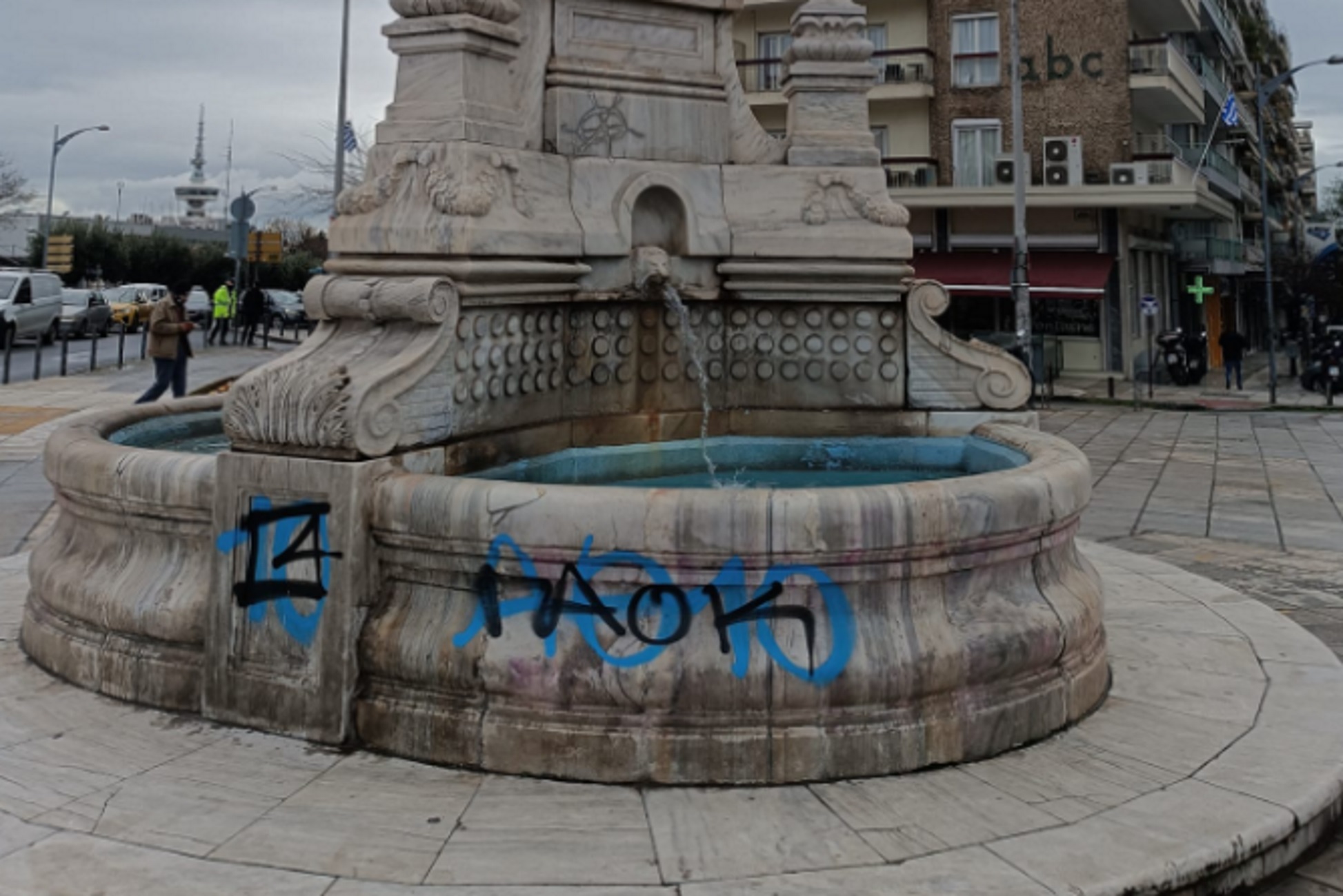Θεσσαλονίκη: Βανδάλισαν με σπρέι το ιστορικό σιντριβάνι στο κέντρο της πόλης