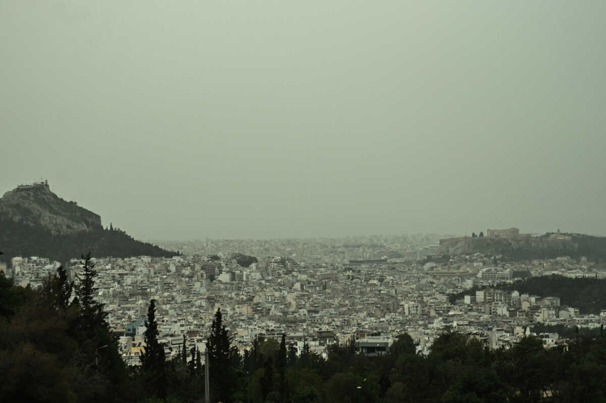 Η αφρικανική σκόνη «έπνιξε» Αττική και Κρήτη – Σταδιακή υποχώρηση από το απόγευμα, δείτε εικόνες