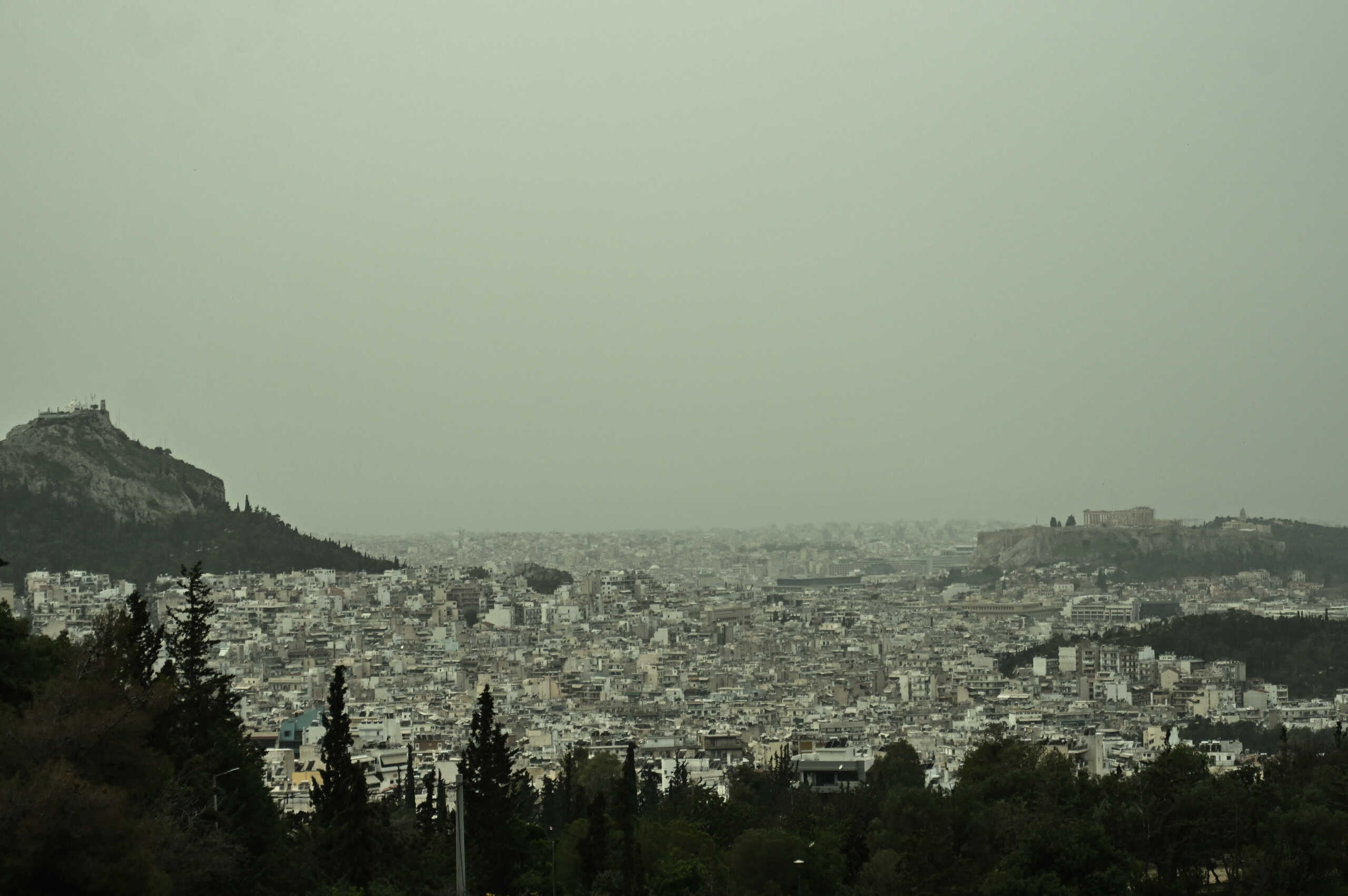 Στιγμιότυπο από την Αθήνα, Πέμπτη 28 Μαρτίου 2024. Σκόνη που μεταφέρθηκε, λόγω μετεωρολογικών συνθηκών από την βόρεια Αφρική σκέπασε την ατμόσφαιρα πάνω από την Αττική. 
(ΚΩΣΤΑΣ ΤΖΟΥΜΑΣ