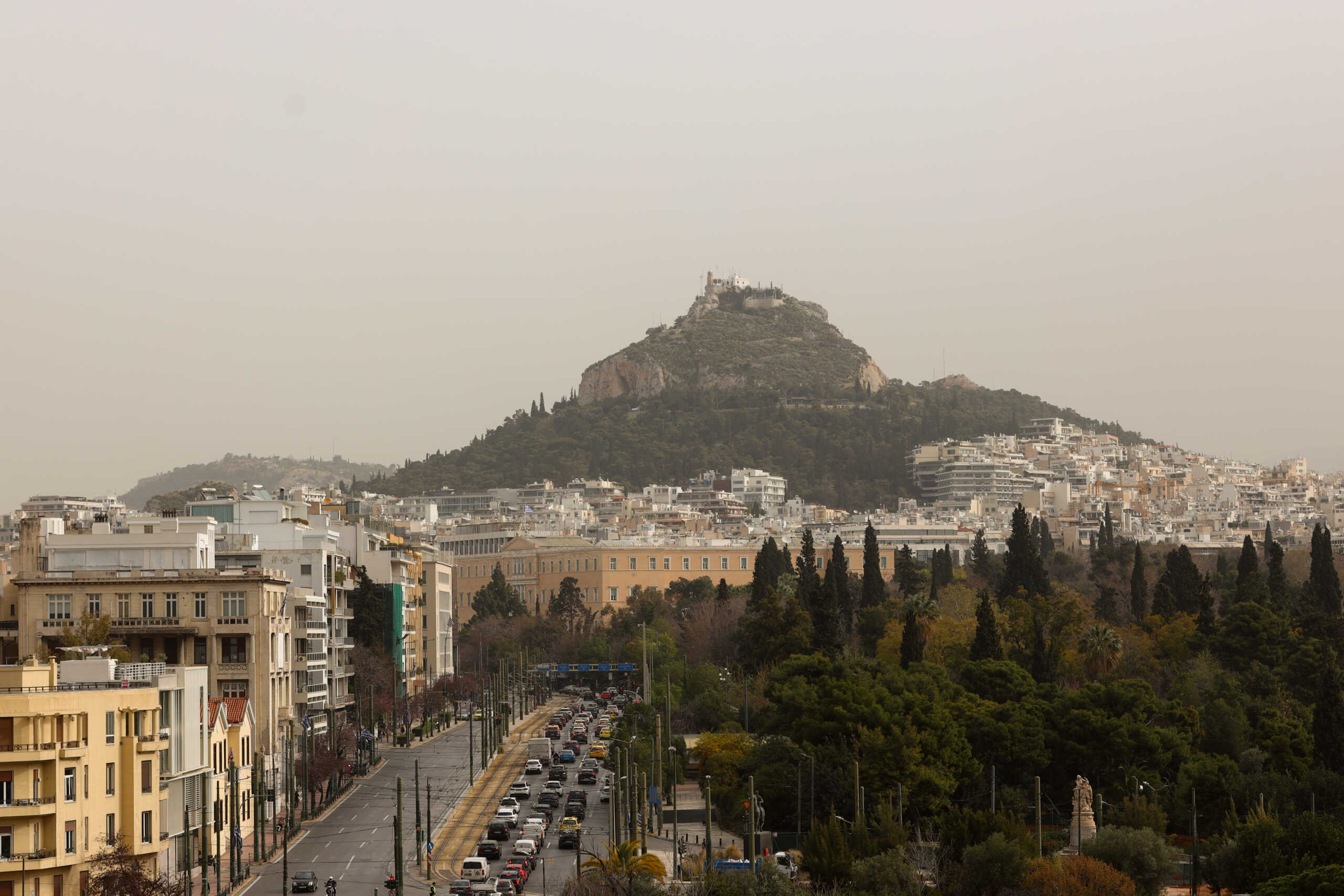 Στιγμιότυπο από την Αθήνα, Πέμπτη 28 Μαρτίου 2024. Σκόνη που μεταφέρθηκε, λόγω μετεωρολογικών συνθηκών από την βόρεια Αφρική σκέπασε την ατμόσφαιρα πάνω από την Αττική. 
(ΓΙΑΝΝΗΣ ΠΑΝΑΓΟΠΟΥΛΟΣ