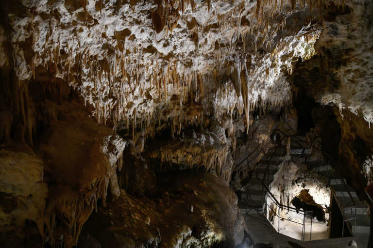 Θεσσαλονίκη: Επισκέψιμο ξανά το σπήλαιο Πετραλώνων Χαλκιδικής, το «σπίτι του αρχανθρώπου»