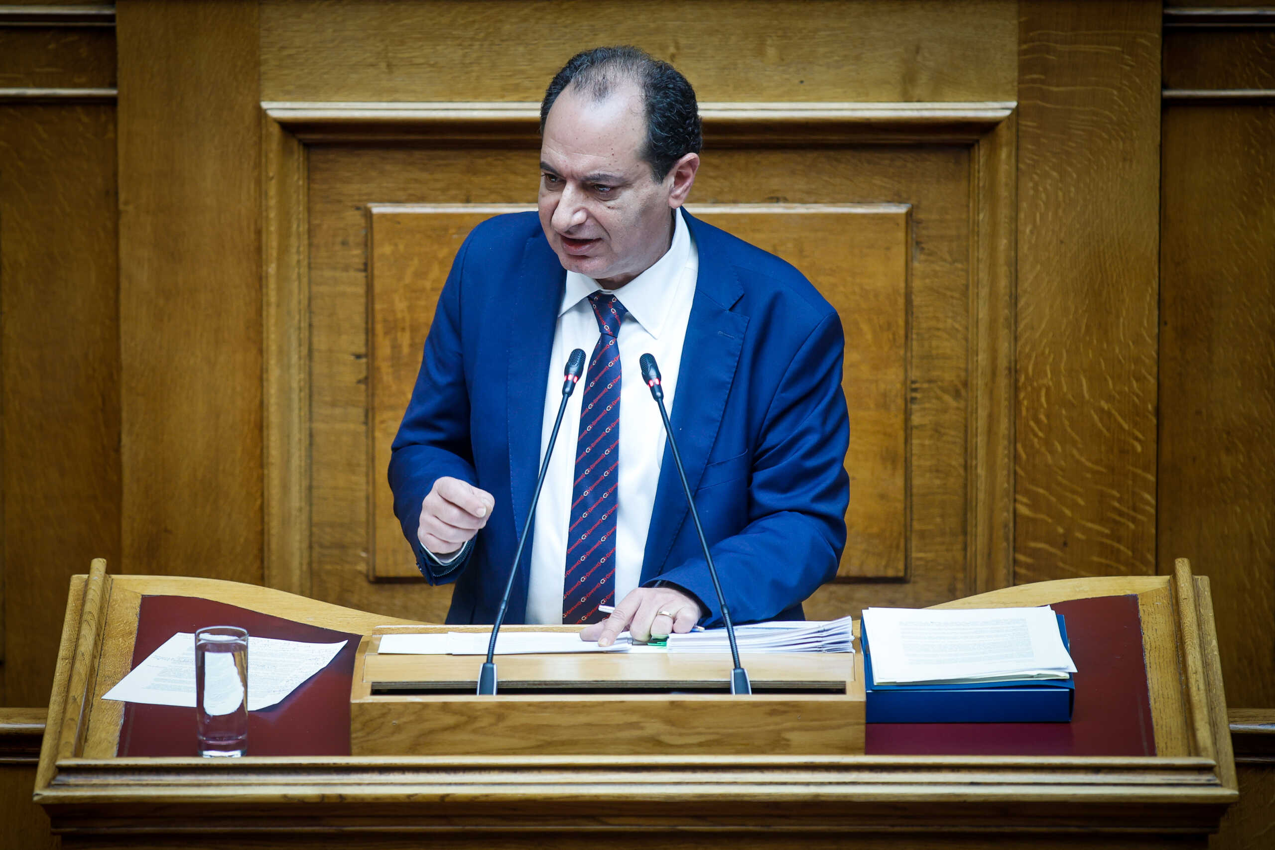 Συζήτηση στην Ολομέλεια της Βουλής για τις προτάσεις που κατέθεσαν για σύσταση προανακριτικών επιτροπών, σχετικά με τη σύμβαση "717" που αφορά τη "Σηματοδότηση σιδηροδρομικού άξονα Αθηνών - Προμαχώνα" και στρέφεται κατά τεσσάρων πρώην και νυν υπουργών του Κώστα Αχ. Καραμανλή, του Χρήστου Σπίρτζη, του Κωστή Χατζηδάκη και του Μιχάλη Χρυσοχοΐδη, Παρασκευή 24 Νοεμβρίου 2023. Οι δύο σχετικές προτάσεις είχαν κατατεθεί από ΣΥΡΙΖΑ - Προοδευτική Συμμαχία και ΠΑΣΟΚ - Κίνημα Αλλαγής. 
(ΓΙΩΡΓΟΣ ΚΟΝΤΑΡΙΝΗΣ