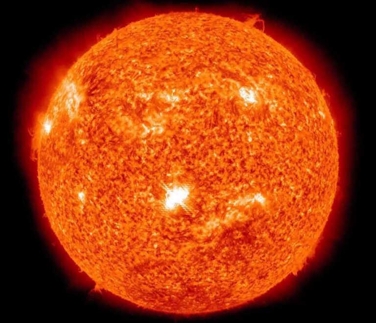 Γεωμαγνητική καταιγίδα χτύπησε τη Γη - Ηλιακές εκρήξεις θα «βάψουν» πολύχρωμο τον ουρανό
