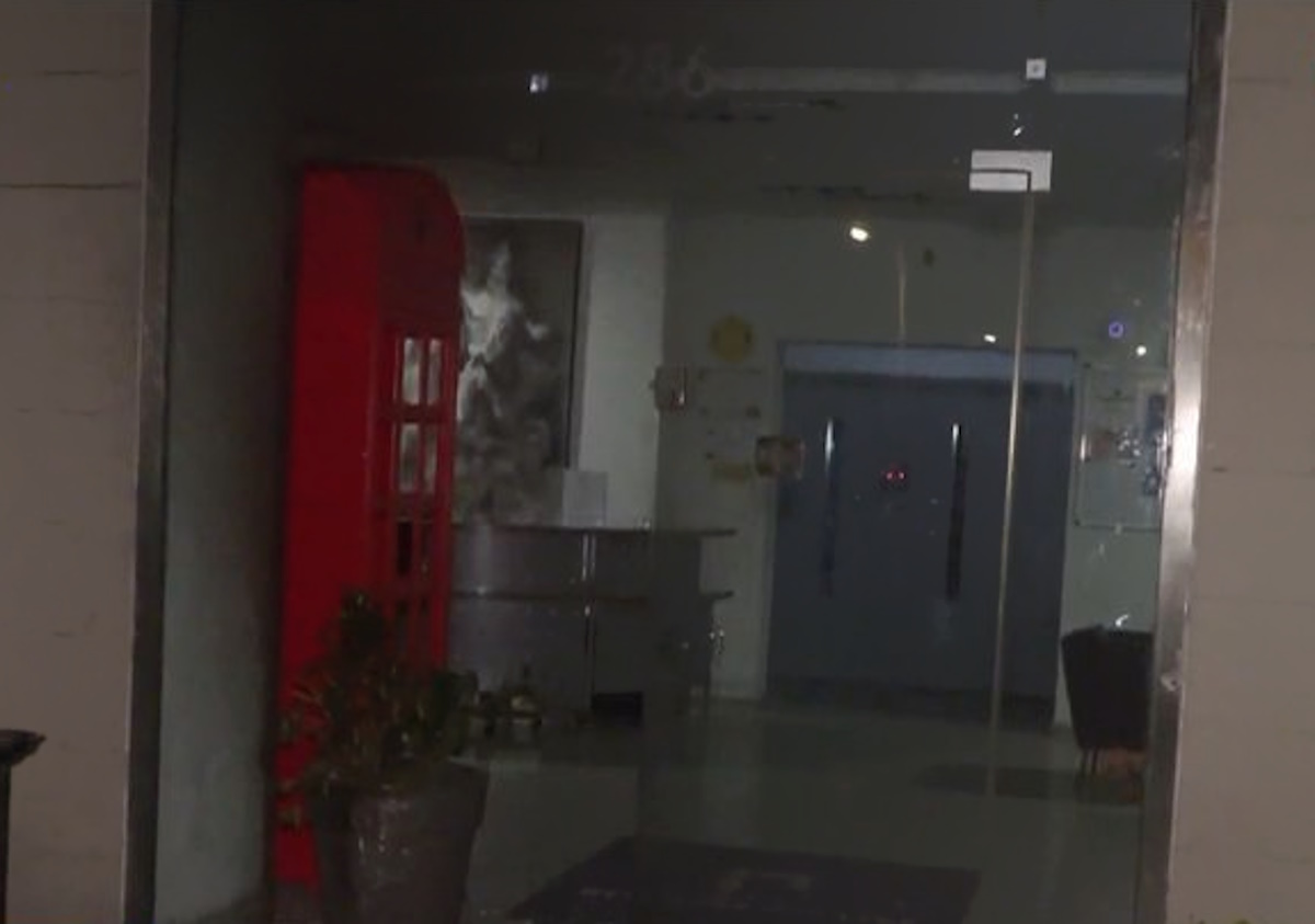 Ταύρος: Έκρηξη από γκαζάκια σε είσοδο κολεγίου κοντά στο σταθμό του ΗΣΑΠ