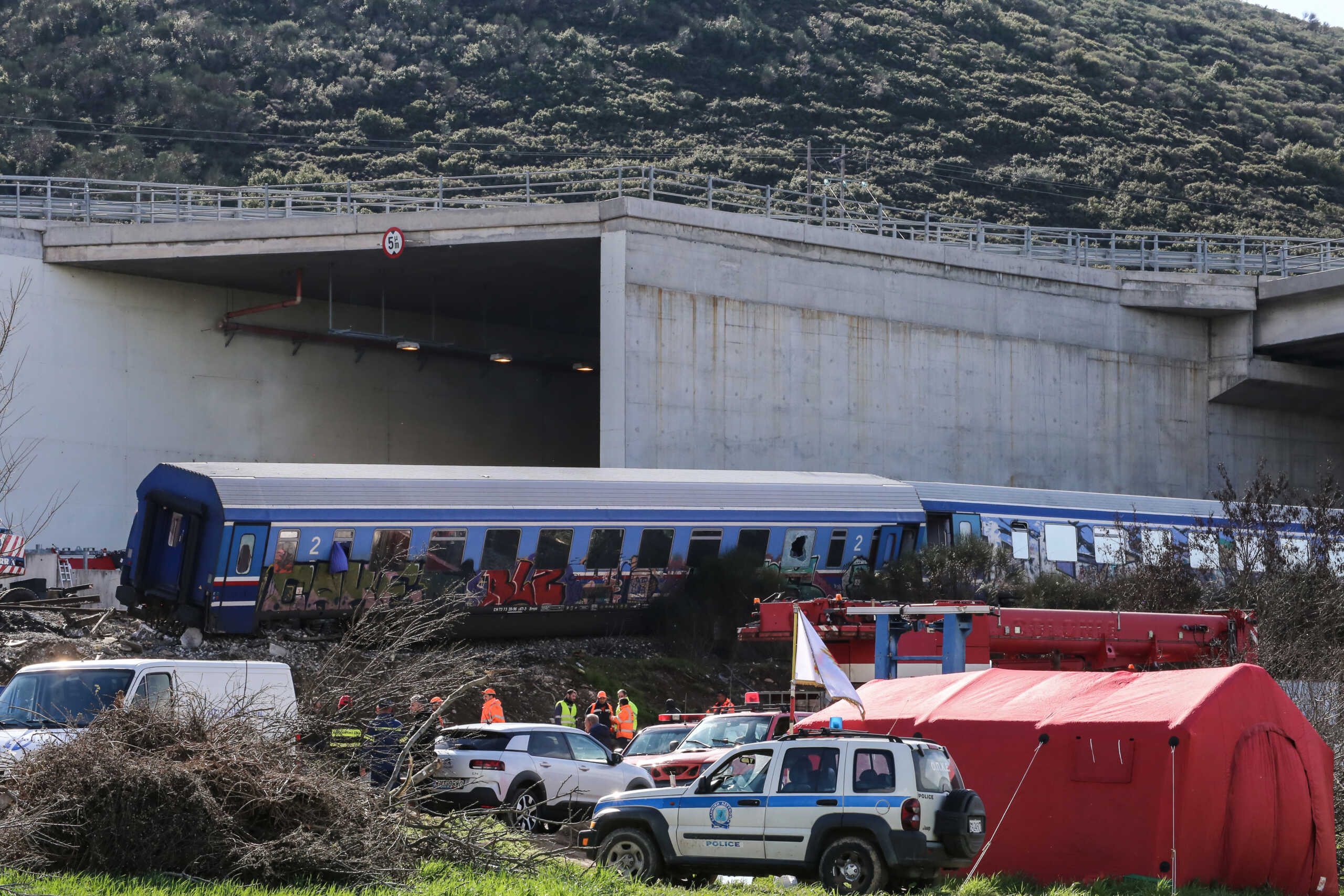 Πόρισμα Ελληνικής Λύσης για την τραγωδία στα Τέμπη: Στη Δικαιοσύνη πολιτικές ηγεσίες, στελέχη των σιδηροδρομικών εταιρειών και εργολάβοι
