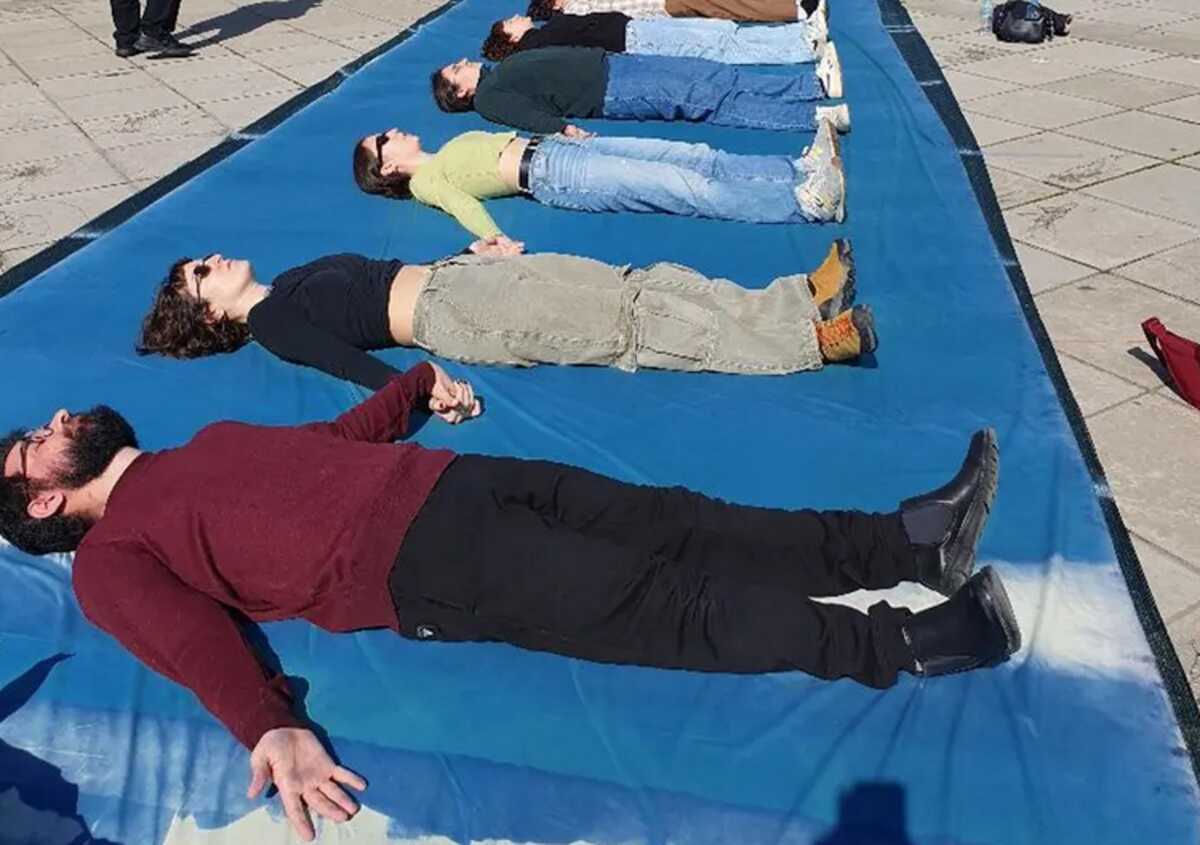 Τέμπη: Αποτύπωση των 57 θυμάτων σε πανό 102 μέτρων με την τεχνική της κυανοτυπίας