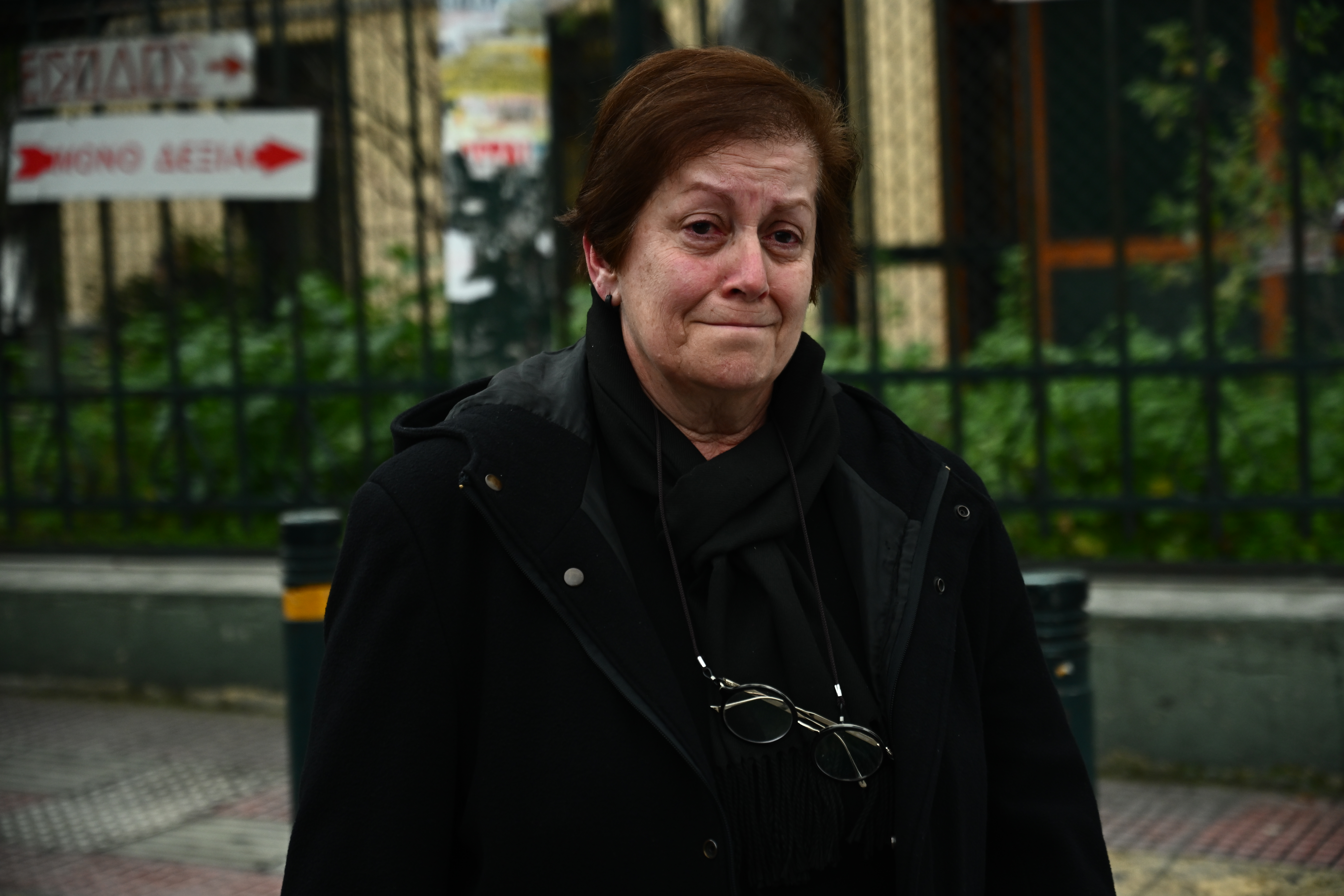 Δίκη στο Πρωτοδικείο της Αθήνας της πρώτης αγωγής συγγενών θύματος της σιδηροδρομικής τραγωδίας των Τεμπών, Παρασκευή 1 Μαρτίου 2024. Οι συγγενείς του ελεγκτή που έχασε τη ζωή του στο σιδηροδρομικό δυστύχημα έχουν καταθέσει αγωγή κατά του ΟΣΕ και της εταιρείας Hellinic Train και ζητούν αποζημίωση για την ηθική βλάβη και την οδύνη που υπέστησαν από την απώλεια του δικού τους ανθρώπου. Στο δικόγραφο της αγωγής οι συγγενείς του ελεγκτή αναφέρονται στα συμπεράσματα των πραγματογνωμόνων, που αναφέρουν μεταξύ άλλων, ότι δεν λειτουργούσαν τα συστήματα ελέγχου κατάληψης πεδίων γραμμής και η φωτοσήμανσης που θα απέτρεπαν το συμβάν. 
(ΚΩΣΤΑΣ ΤΖΟΥΜΑΣ