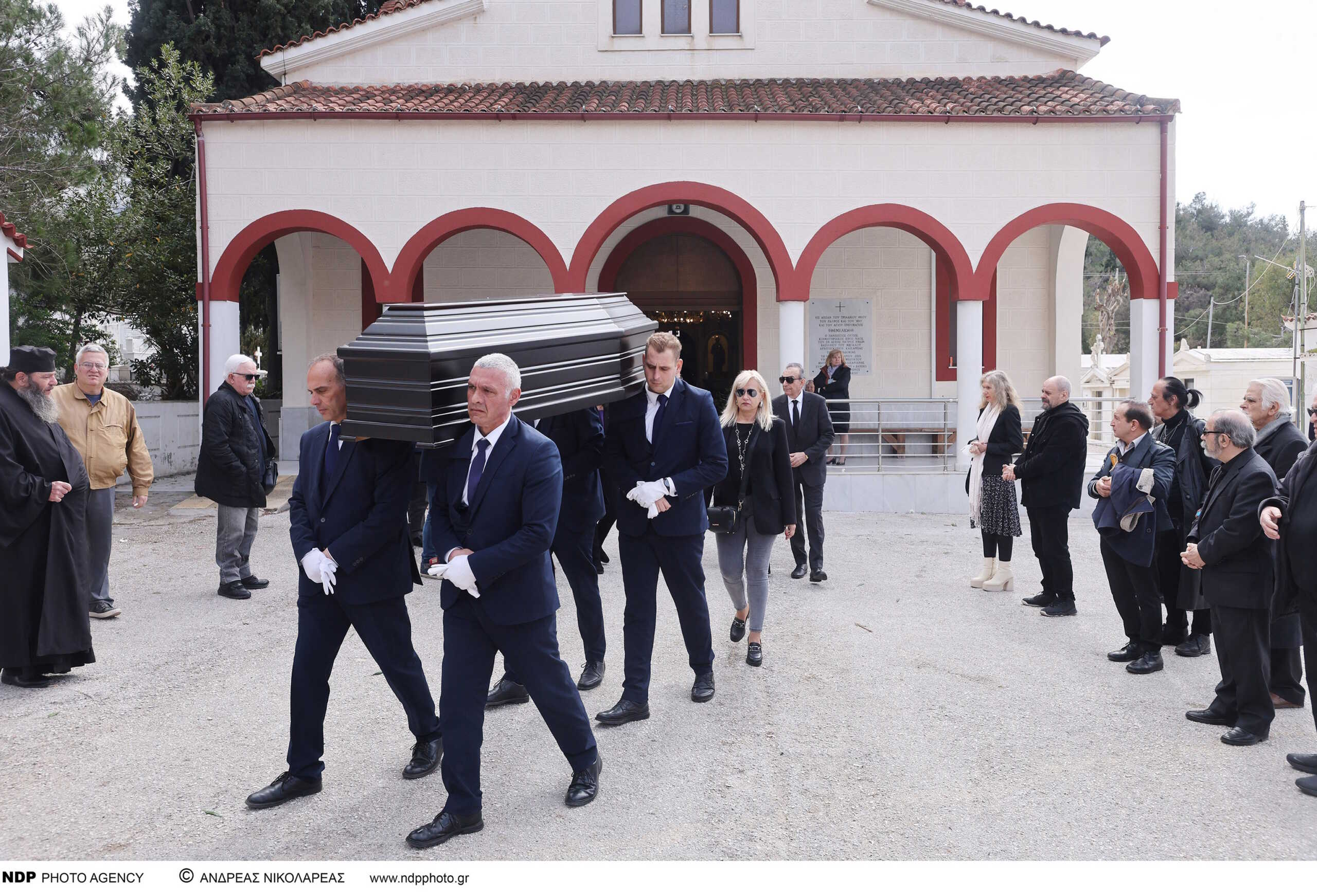 Λίγος κόσμος στην κηδεία της ηθοποιού Τέτης Σχοινάκη, παρόντες Μπιμπίλας και Πρέκας