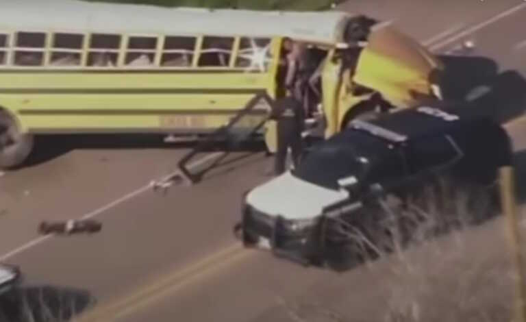 Δύο νεκροί και 40 τραυματίες σε καραμπόλα στο Τέξας -  Συγκρούστηκε σχολικό λεωφορείο με μπετονιέρα