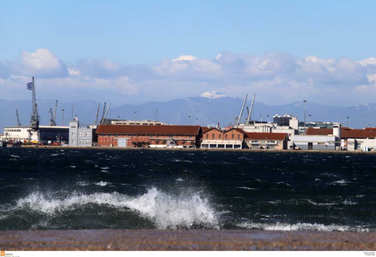 Θεσσαλονίκη: Λιμενικοί διέσωσαν 23χρονο που έπεσε στον Θερμαϊκό – Μεταφέρθηκε στο ΑΧΕΠΑ
