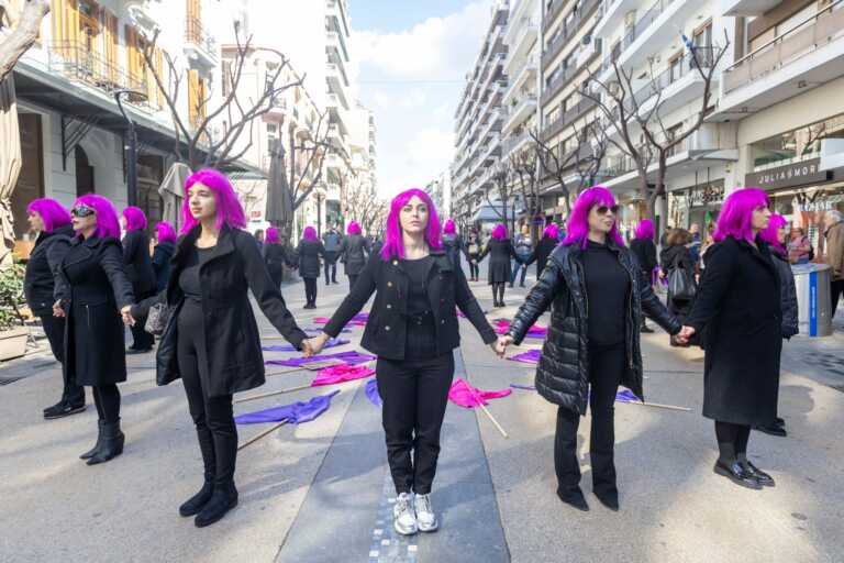 Γυναίκες με μωβ περούκες σε δρόμους της Θεσσαλονίκης για την Παγκόσμια Ημέρα της Γυναίκας