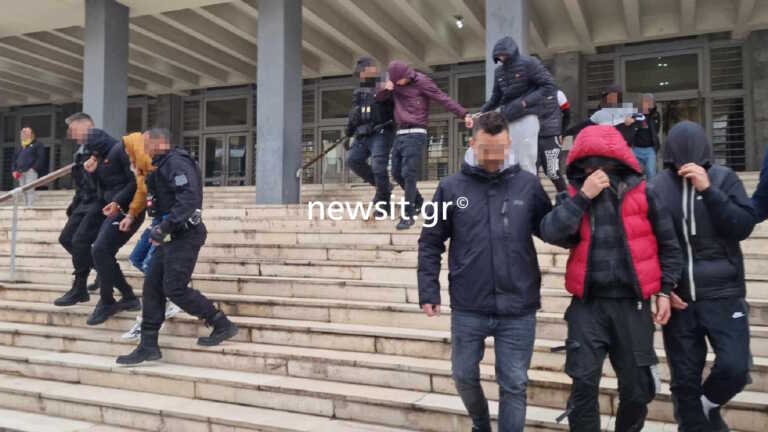 Ποινικές διώξεις στις 21 συλληφθέντες για την ομοφοβική επίθεση στη Θεσσαλονίκη – Ελεύθεροι αφέθηκαν οι 12 ανήλικοι