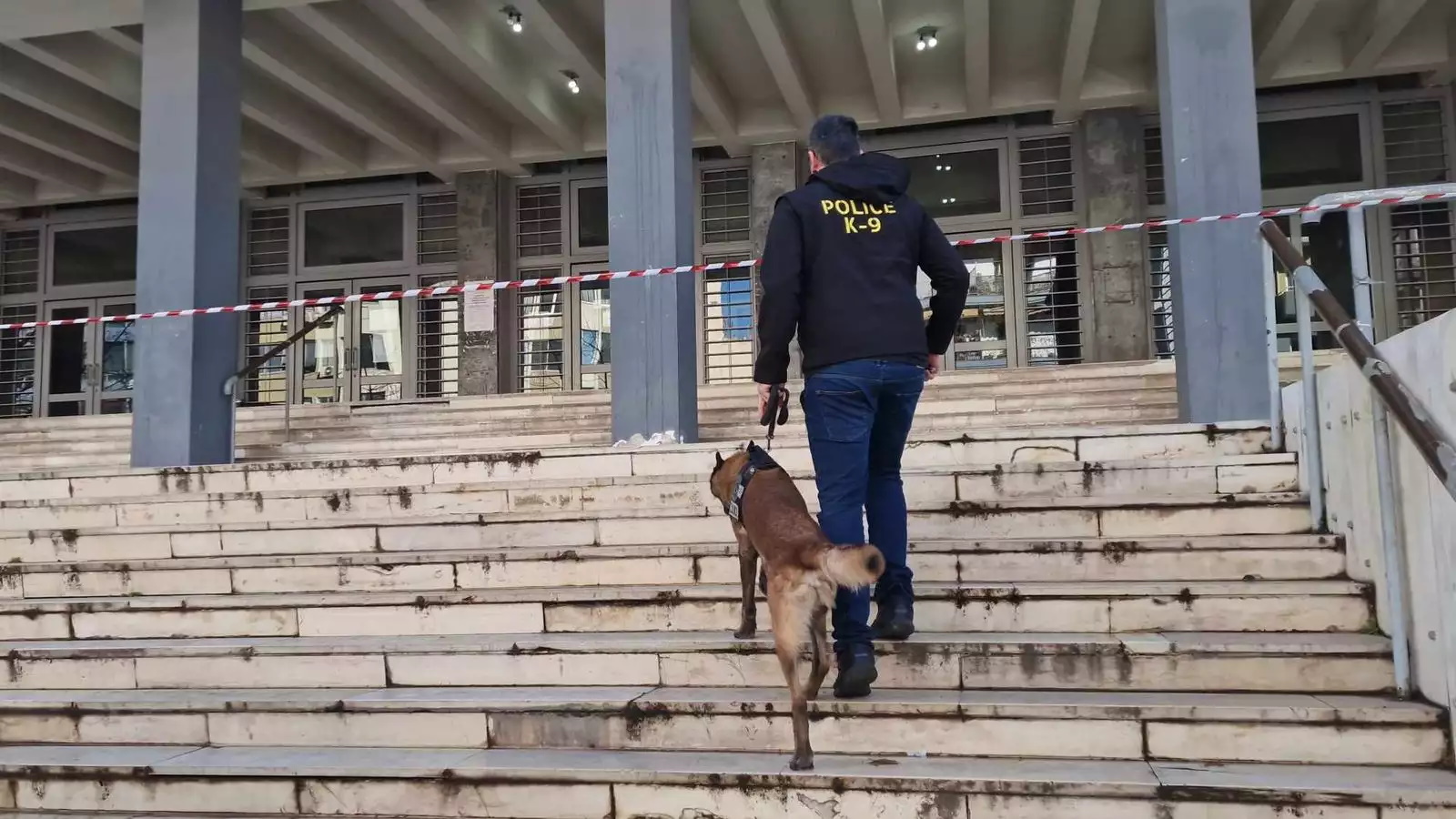 Εικόνες με τον φάκελο – βόμβα στα δικαστήρια της Θεσσαλονίκης