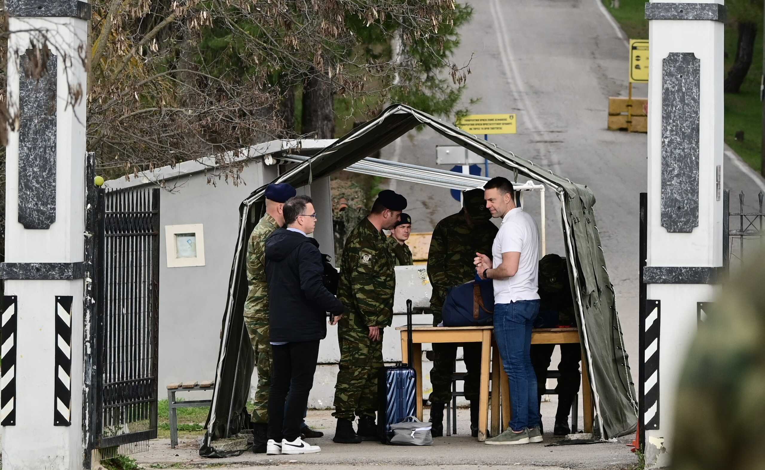 Ο Στέφανος Κασσελάκης παρουσιάστηκε στο στρατόπεδο στη Θήβα