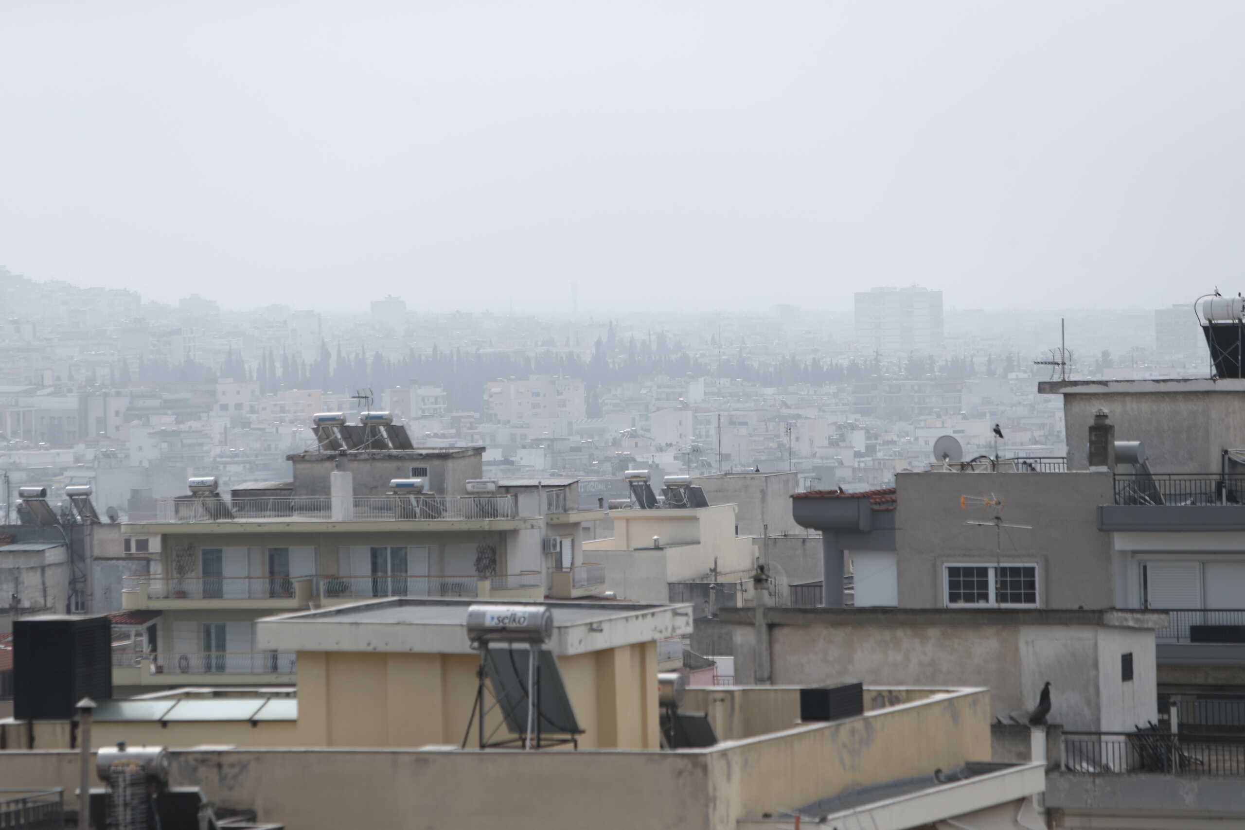 Σκόνη που μεταφέρθηκε, λόγω μετεωρολογικών συνθηκών από την βόρεια Αφρική σκέπασε την ατμόσφαιρα πάνω από την Θεσσαλονίκη, Κυριακή 31 Μαρτίου 2024. 
(ΒΑΣΙΛΗΣ ΒΕΡΒΕΡΙΔΗΣ