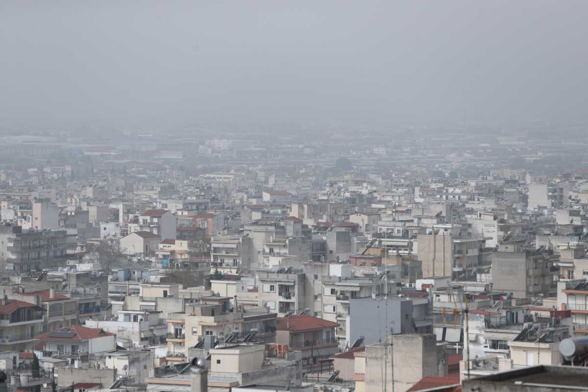 Σκόνη που μεταφέρθηκε, λόγω μετεωρολογικών συνθηκών από την βόρεια Αφρική σκέπασε την ατμόσφαιρα πάνω από την Θεσσαλονίκη, Κυριακή 31 Μαρτίου 2024. 
(ΒΑΣΙΛΗΣ ΒΕΡΒΕΡΙΔΗΣ