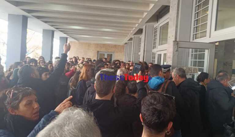 Οι στιγμές έντασης στα δικαστήρια Θεσσαλονίκης μόλις εμφανίστηκαν οι 49 συλληφθέντες του ΑΠΘ