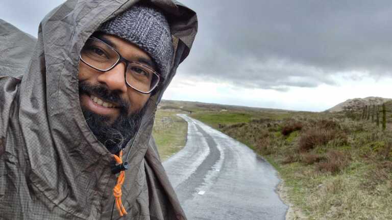 2.000 χλμ σε 100 μέρες: Ο Toelsi περπατάει τα σύνορα της Ολλανδίας για την κόρη του και στέλνει ένα δυνατό μήνυμα
