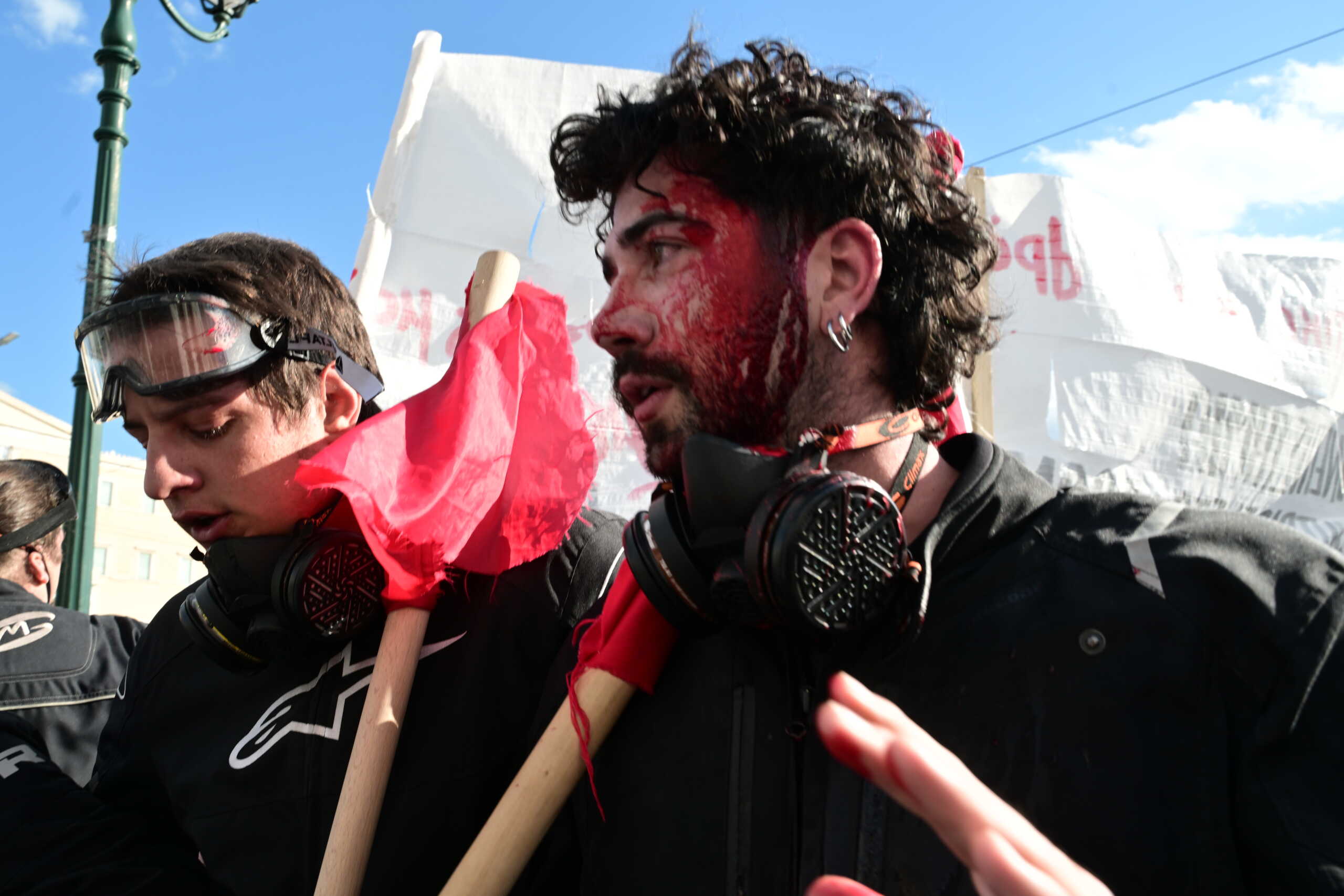 Επεισόδια με μολότοφ και προσαγωγές στο Πανεκπαιδευτικό Συλλαλητήριο – Κρέμασαν γιγαντιαίο πανό σε πολυκατάστημα